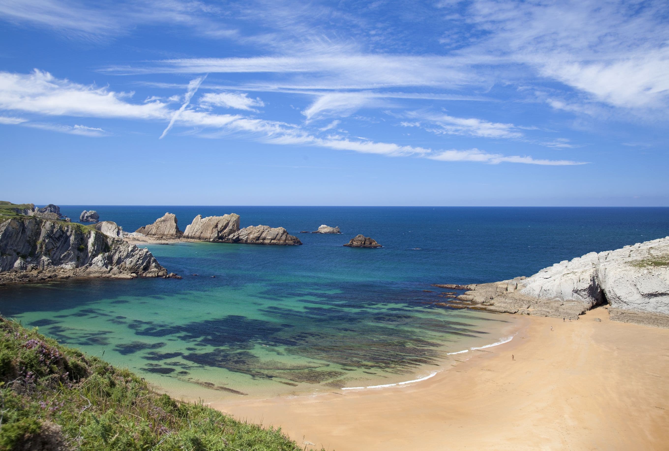 Costa Quebrada - großartiger Strand Playa de Covachos, Sandbank herausgestellt durch die Ebbe