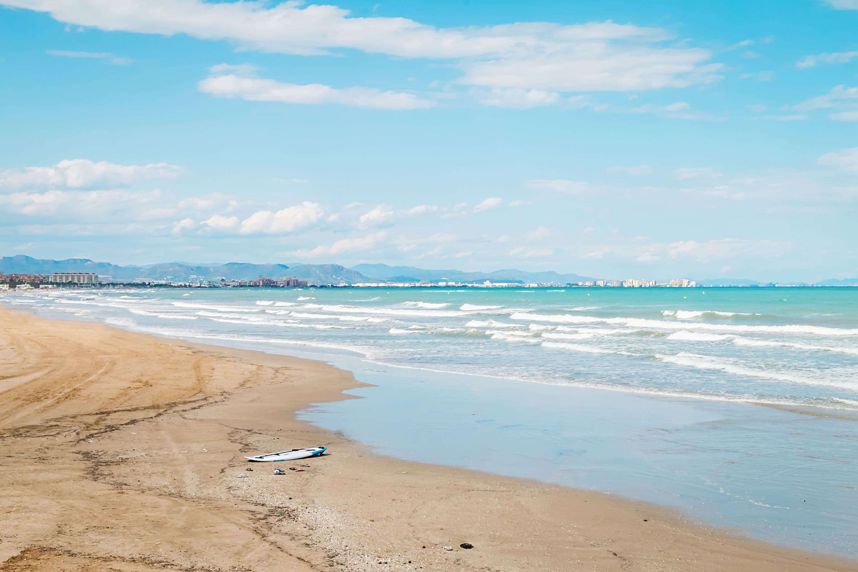 Playa de la Malvarrosa - idealer Ort, um den Tag am Strand zu verbringen, sich zu sonnen, zu schwimmen, Wassersport zu treiben oder einfach nur die Atmosphäre zu genießen