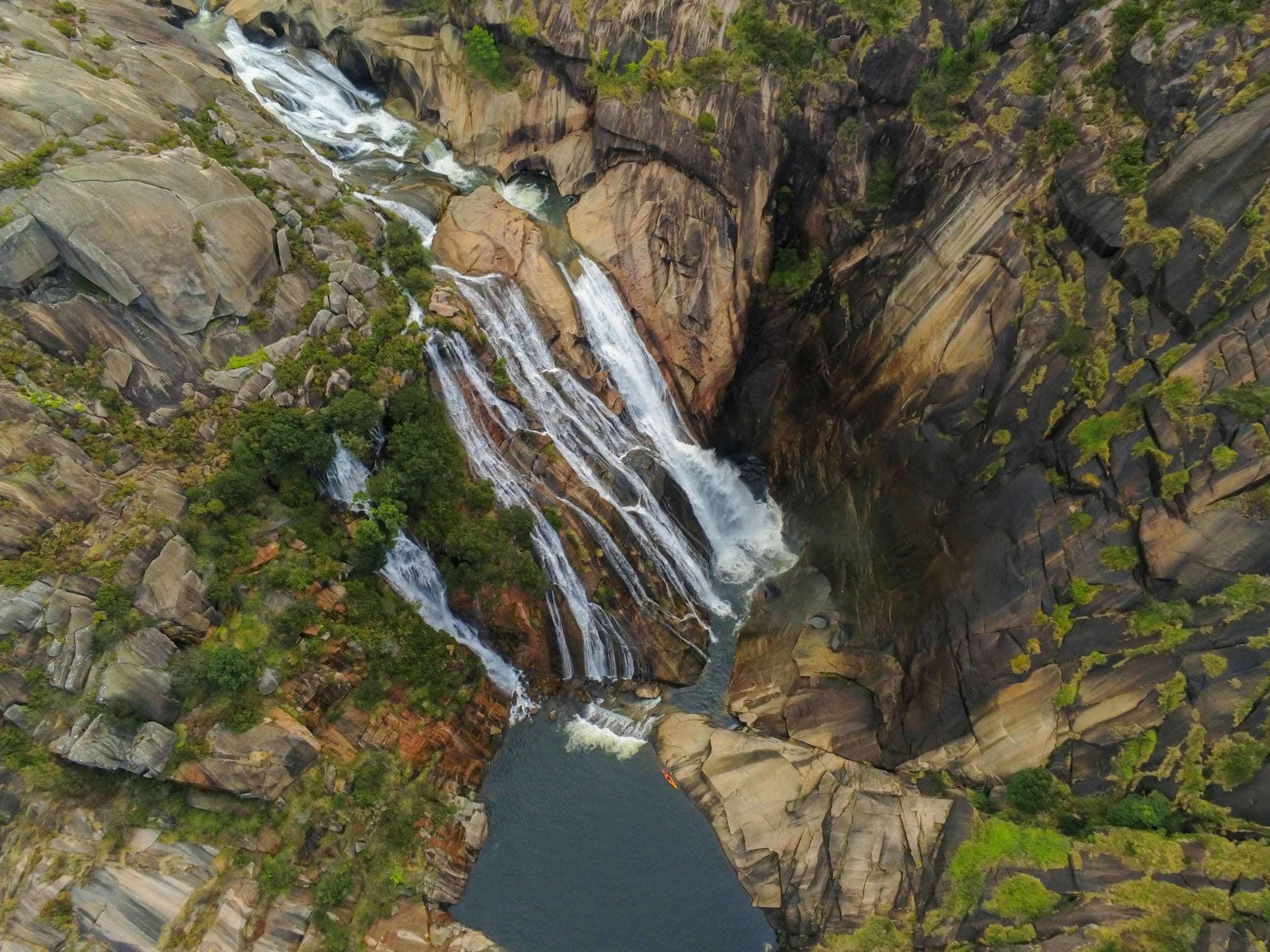 Fervenza do Ézaro - Luftschuss des Wasserfalls in Galicien Spanien