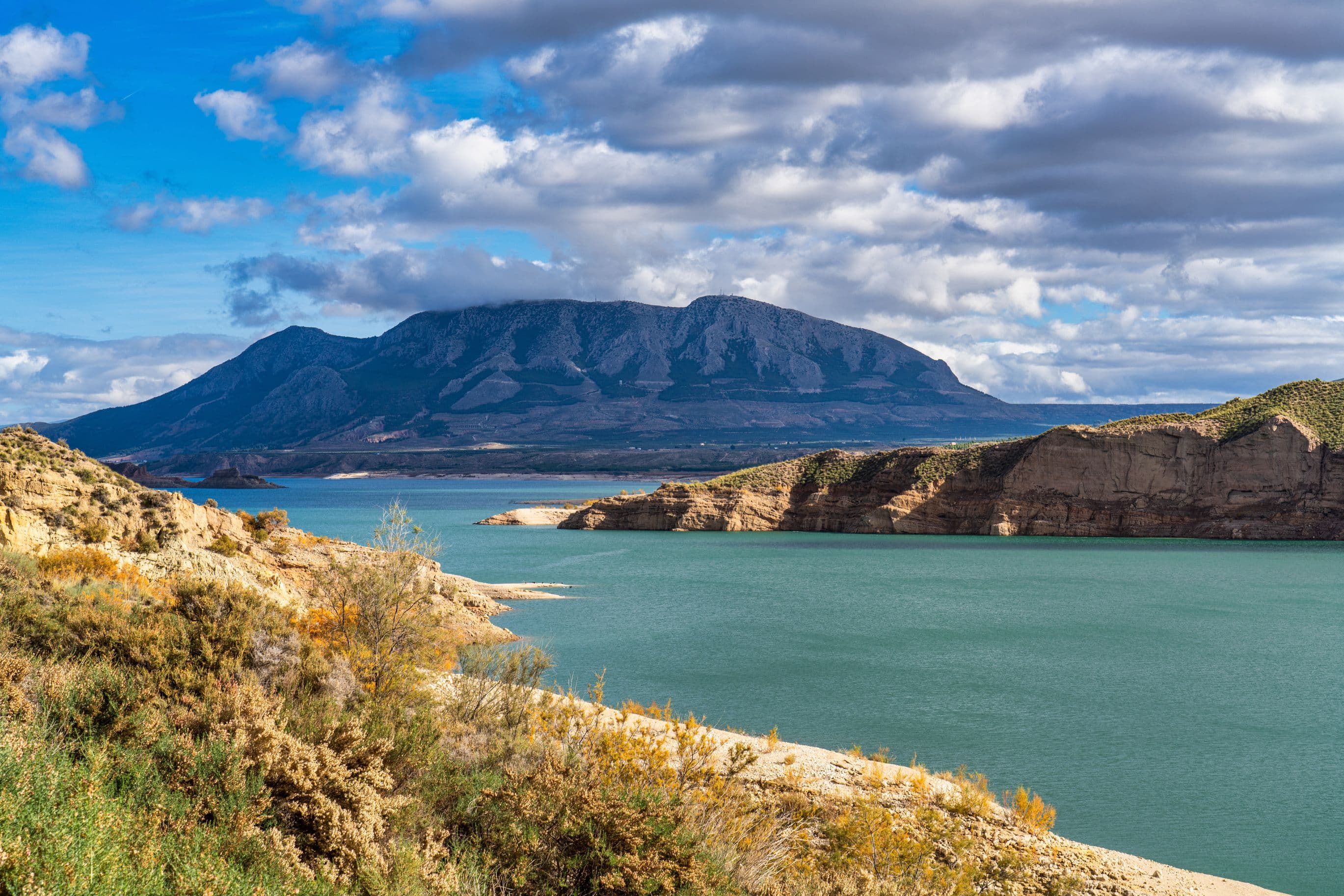 Embalse de Negratín - ist von einer einzigartigen Landschaft mit Lehmhügeln (Badlands) umgeben, die ihm eine fast mondähnliche Kulisse verleihen