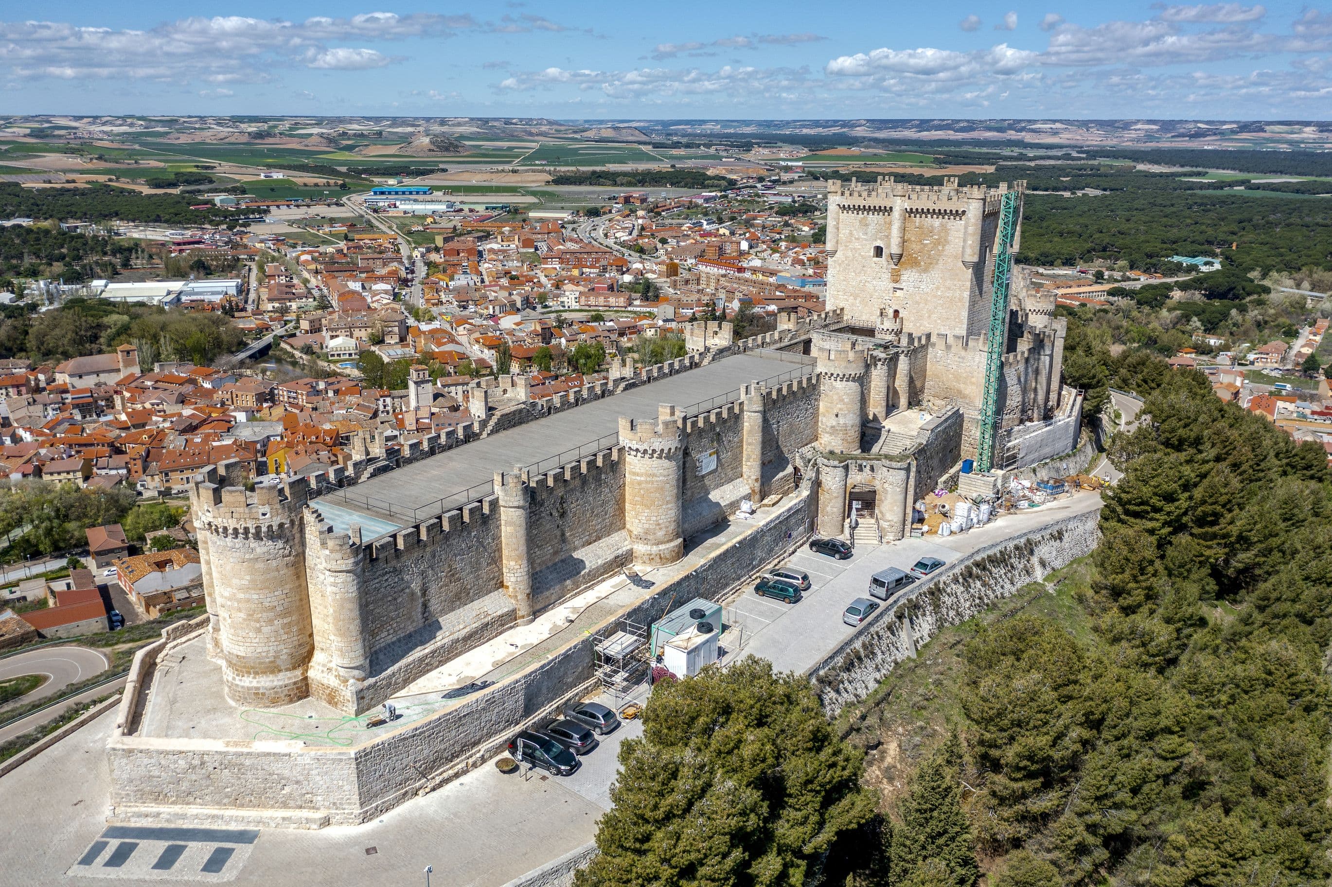 Burg Peñafiel - imposante mittelalterliche Festung in Kastilien, Spanien, bekannt für ihre ungewöhnliche Form, die an ein Schiff erinnert