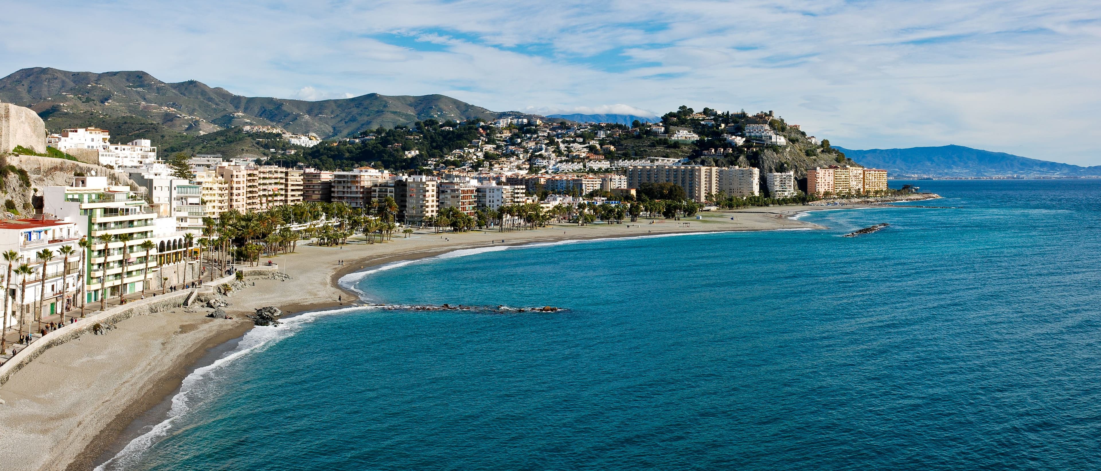 Almuñécar - eine Küstenstadt an der Costa Tropical in Andalusien, Spanien, bekannt für ihre lange Geschichte, die bis zu den Phöniziern zurückreicht, und ihr subtropisches Klima