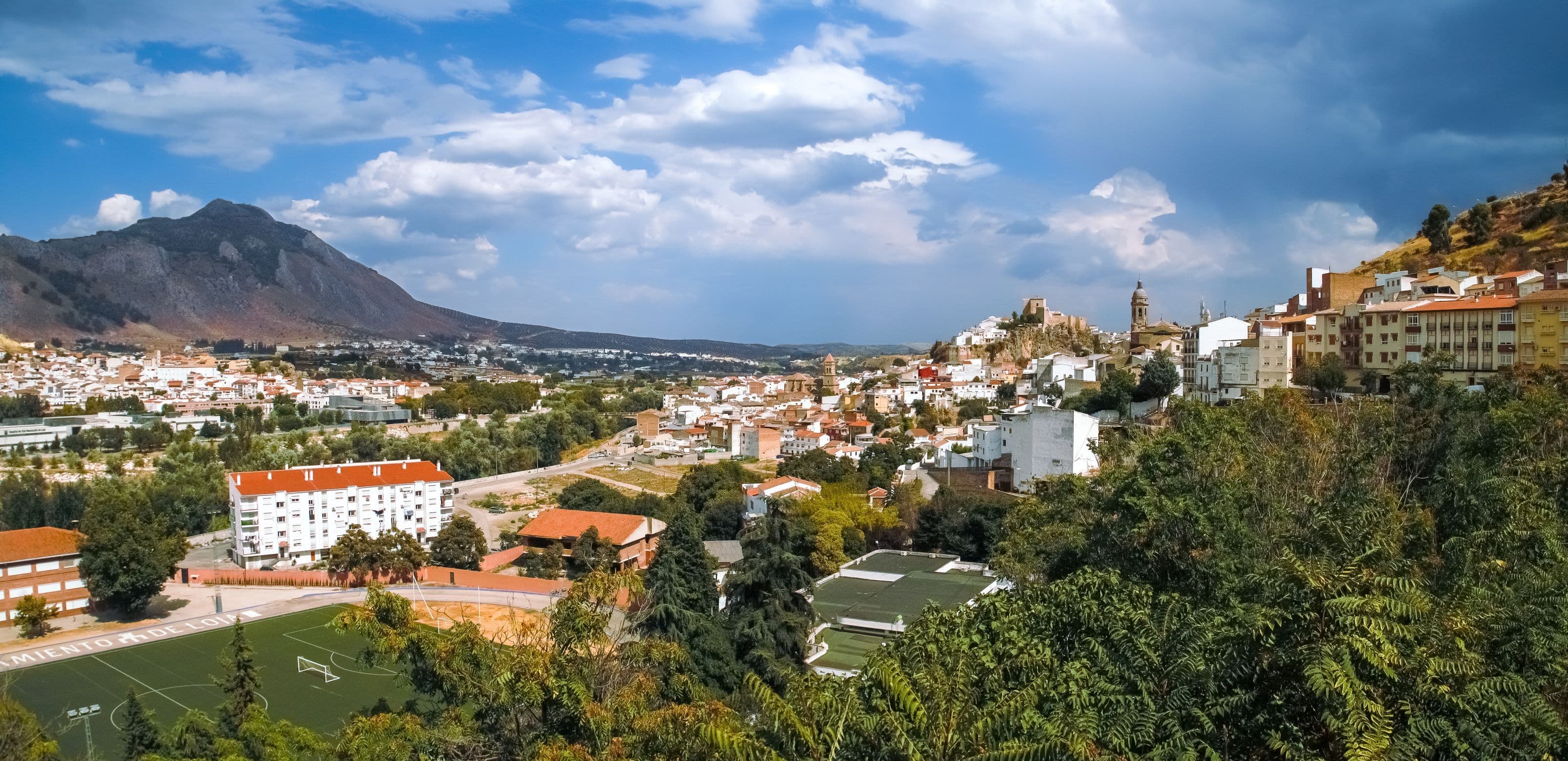 Loja - liegt in einem zerklüfteten Gebiet, das auch als "surco intrabético" bekannt ist, und bietet eine vielfältige Landschaft mit dem Río Genil