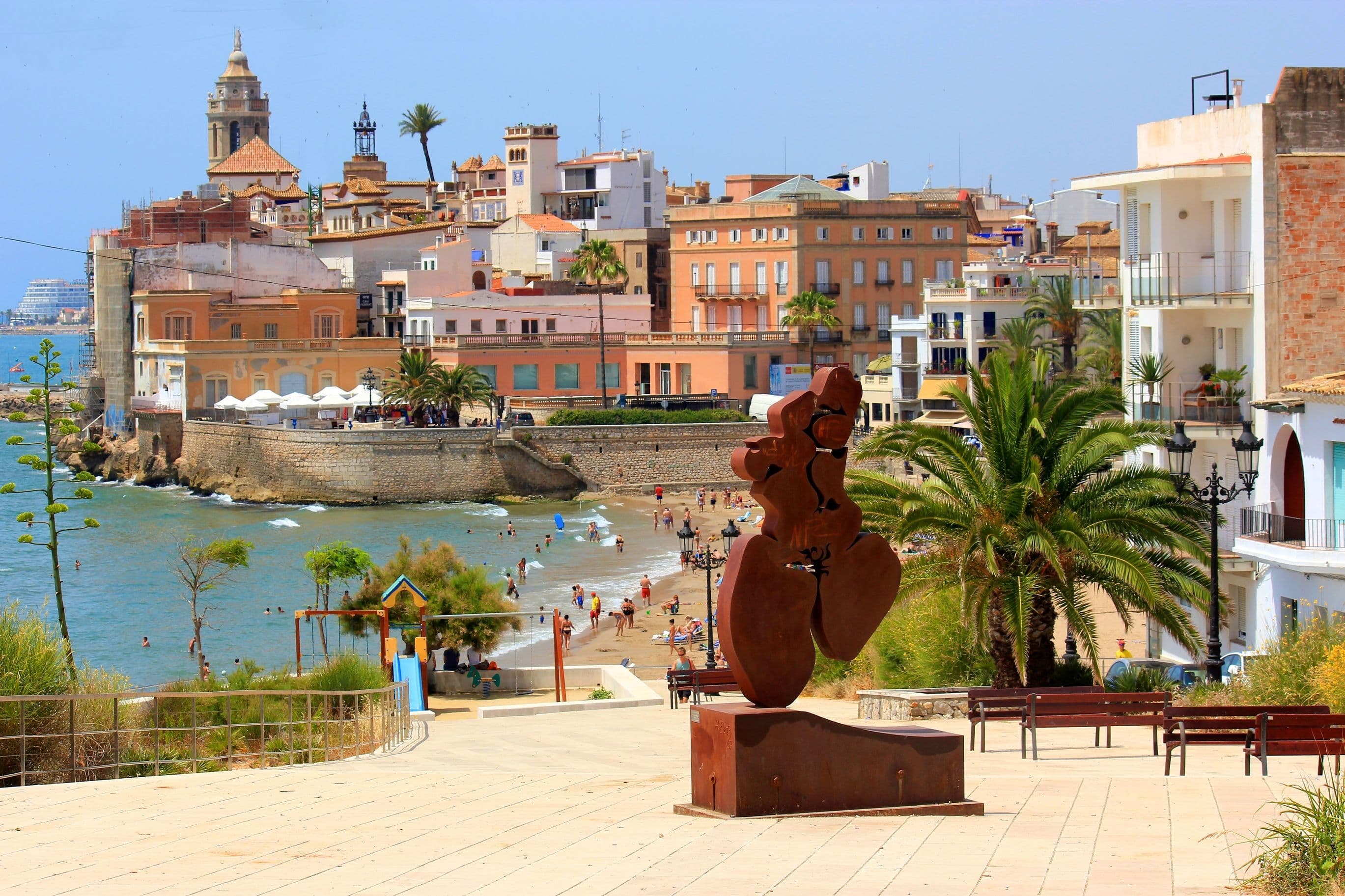 Sitges - charmante Küstenstadt südlich von Barcelona, bekannt für ihre schönen Strände, lebendige Atmosphäre und das LGBTQ+-freundliche Reiseziel