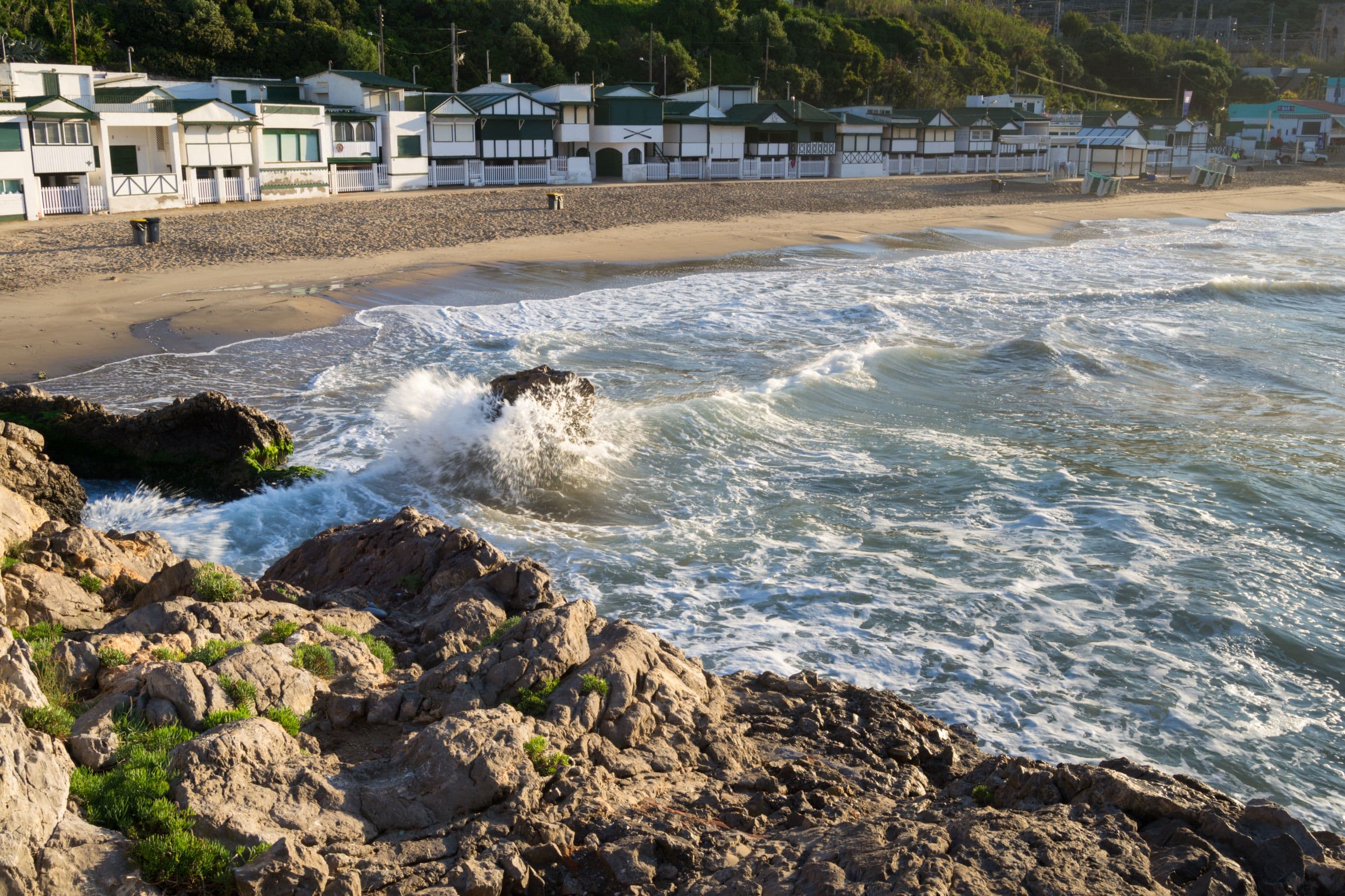 Platja de Garraf - schöner, kleiner Sandstrand in der Nähe von Barcelona, etwa 35 km von der Stadt entfernt, eingebettet in eine malerische Bucht und den Naturpark Garraf