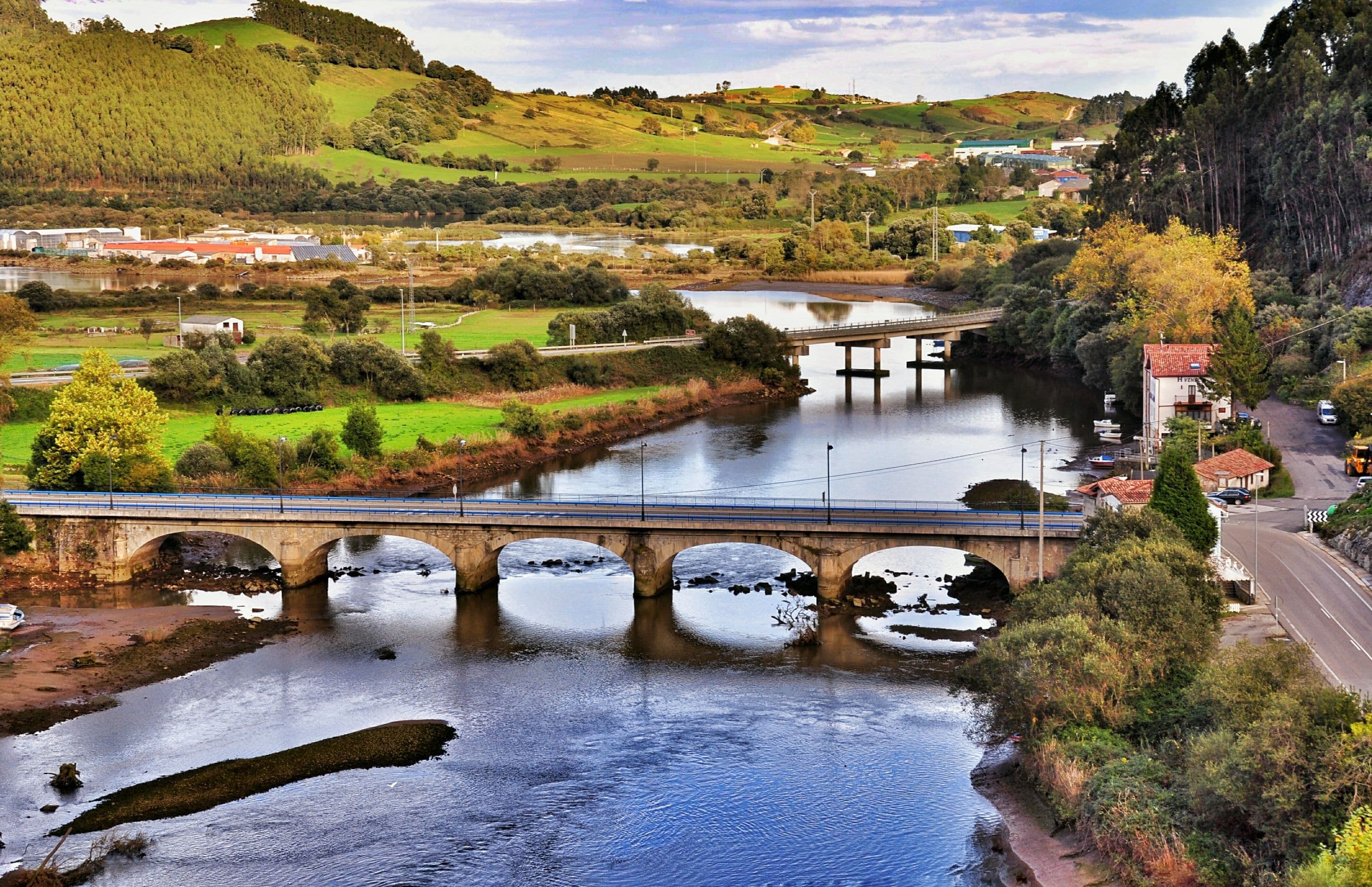 San Vicente de la Barquera - Gebirgskleiner Fluss 