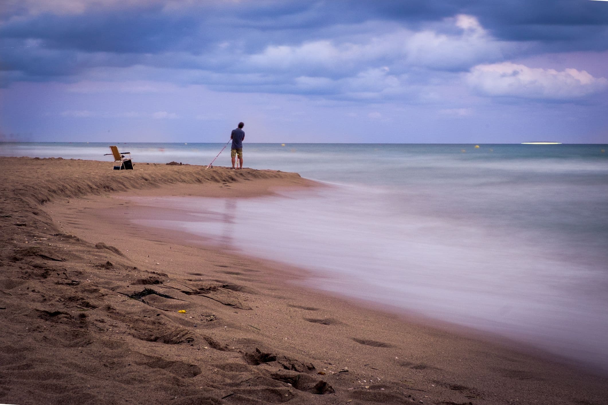 Playa de Castelldefels - langer, breiter Sandstrand in der Nähe von Barcelona, bekannt für sein flaches, sauberes Wasser und seine gute Erreichbarkeit