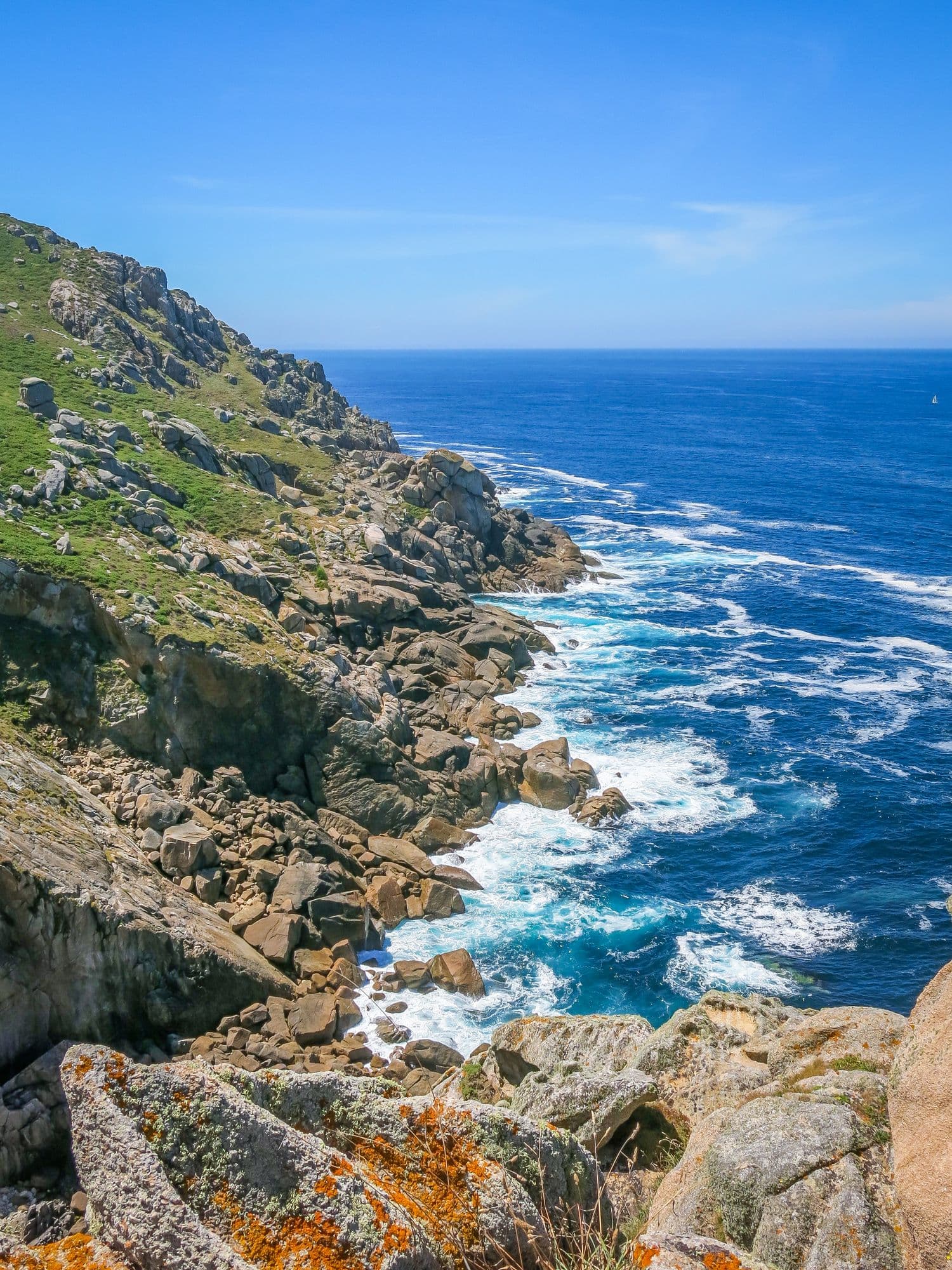 Cabo Prior - beeindruckende Landzunge, die sich in das Meer erstreckt und ein beliebtes Ziel für Wanderungen und Naturliebhaber ist
