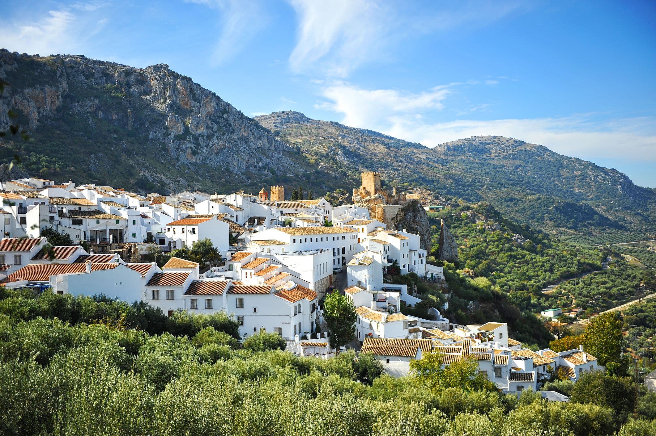 Zuheros - kleines, malerisches Dorf in Andalusien, Spanien, das für seine gut erhaltene arabisch-andalusische Architektur und seine Lage inmitten des Naturparks Sierras Subbéticas bekannt ist