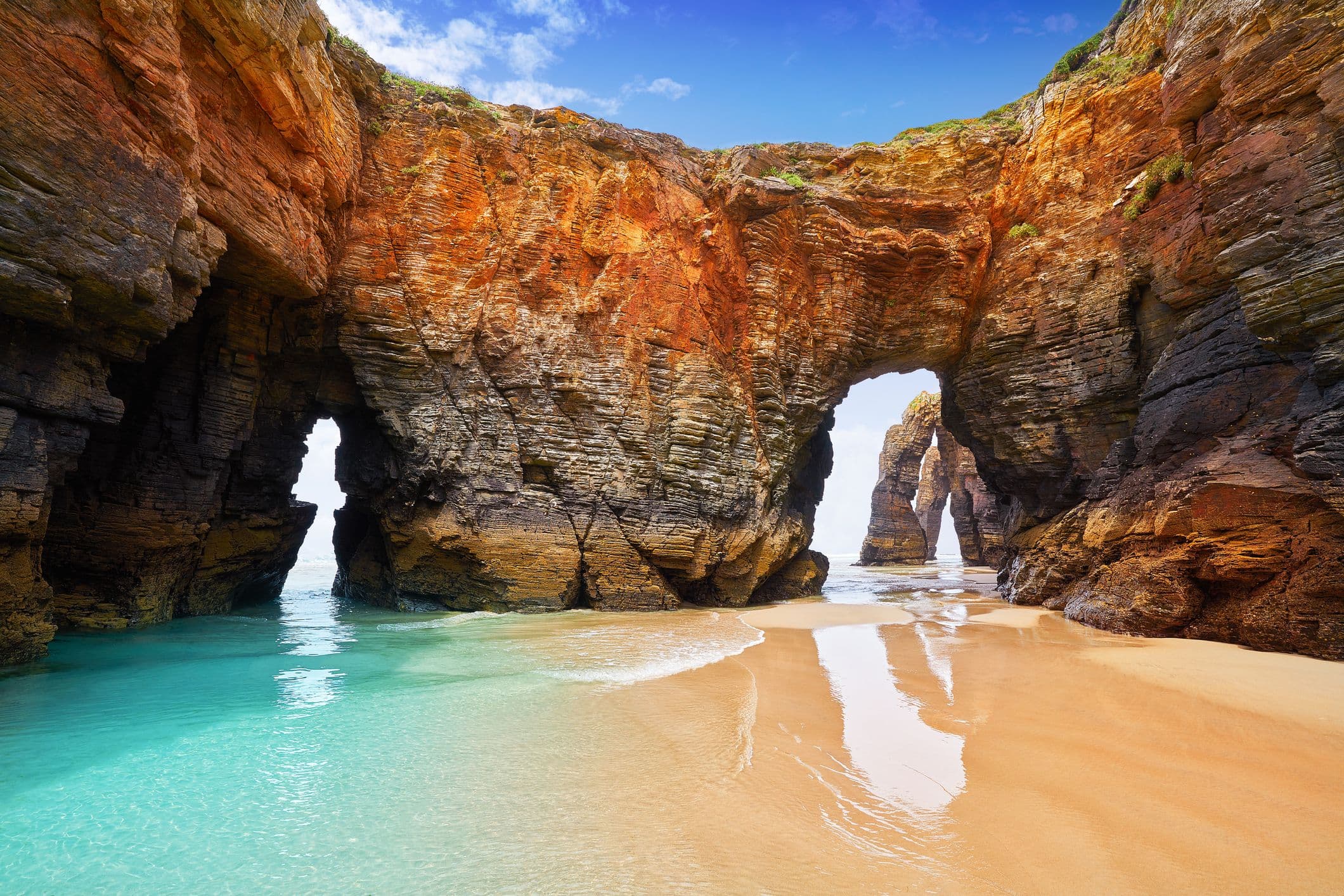 Playa de las catedrales - Blick auf die Höhlen und Bögen 