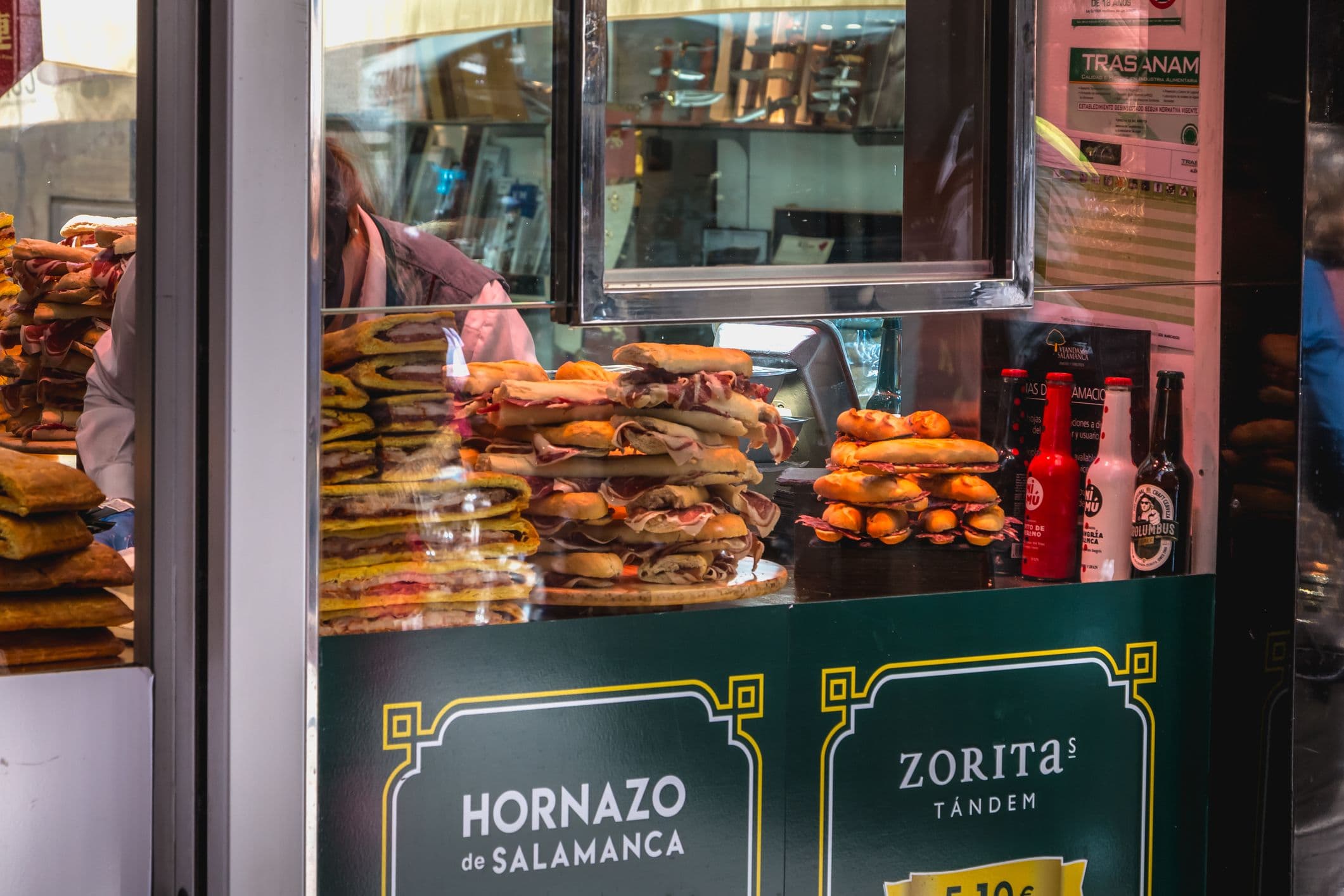 Hornazo - einen mit Schweinefleisch, Chorizo, Schinken und Ei gefüllten Hefeteig