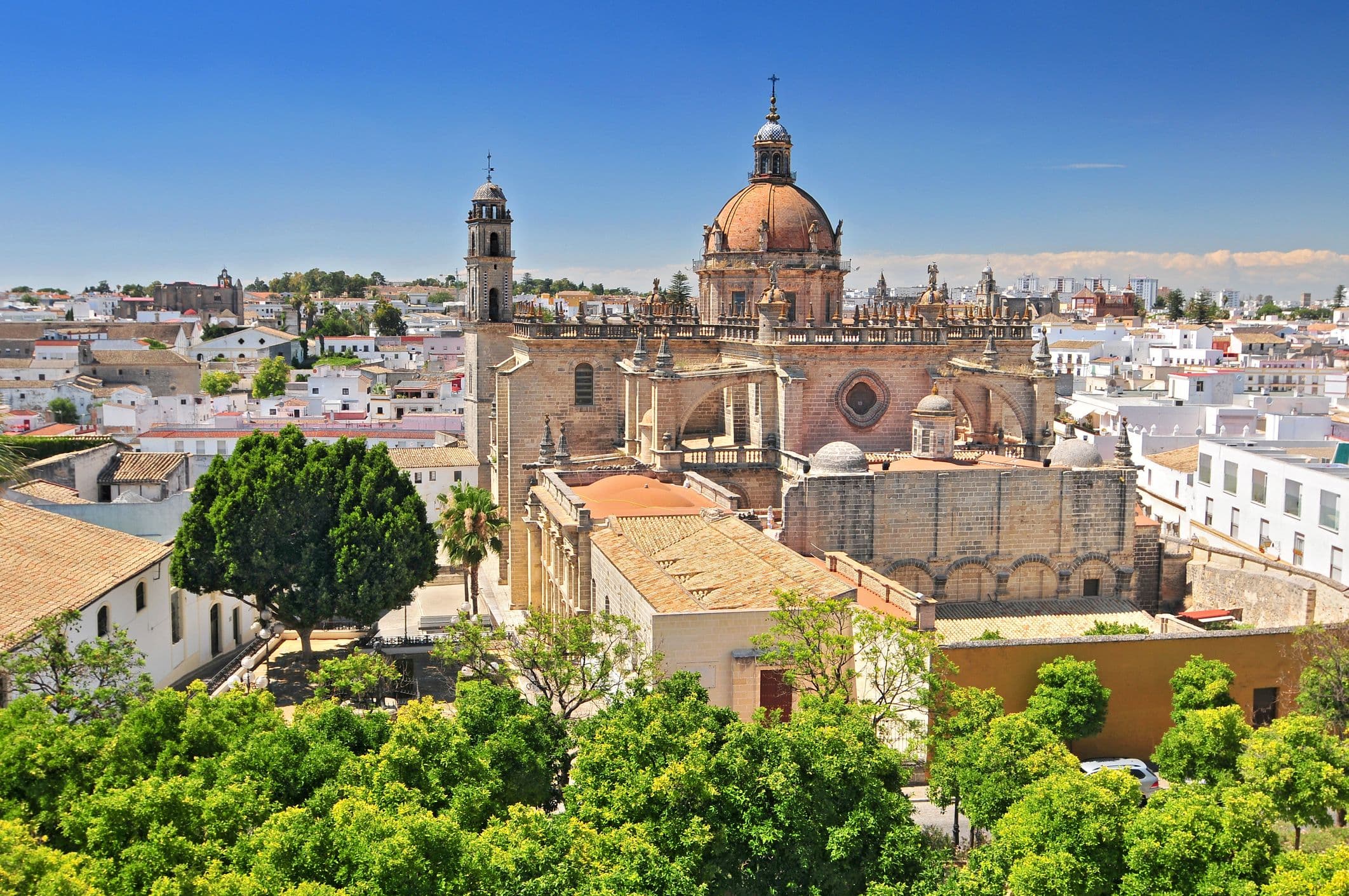 Jerez de la Frontera - bietet eine Mischung aus historischer Architektur, darunter den Alcázar und die Kathedrale, und typisch andalusischem Flair