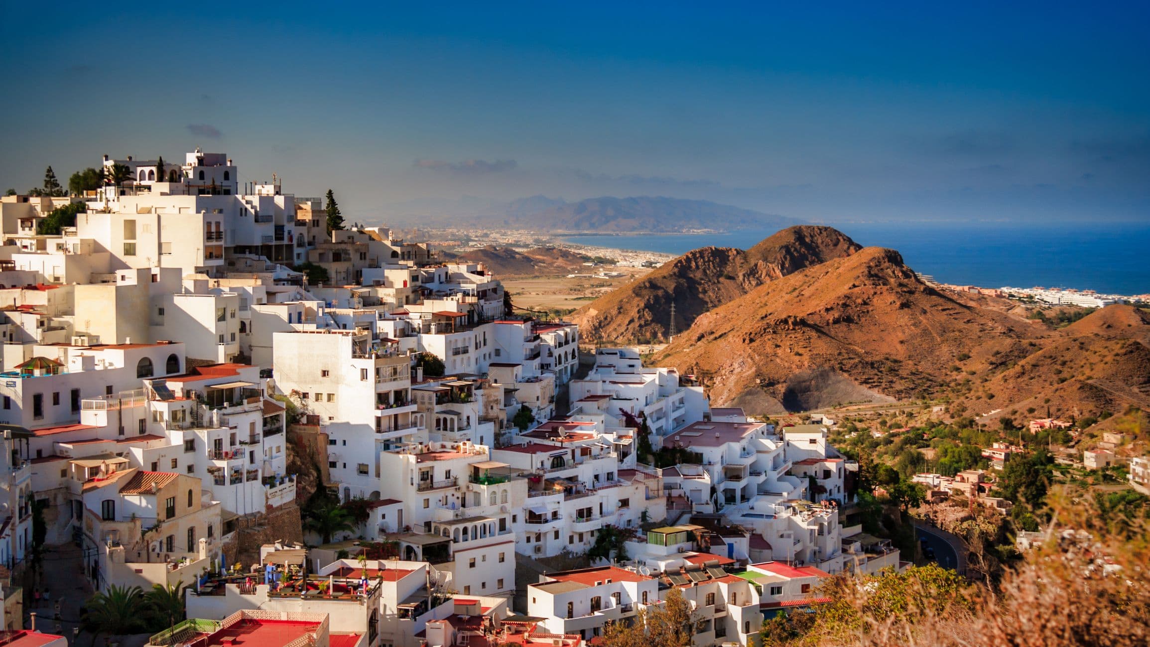 Mojacar - bekannt für seine maurisch geprägte Architektur mit weißen Häusern, engen Gassen und romantischen Innenhöfen. 