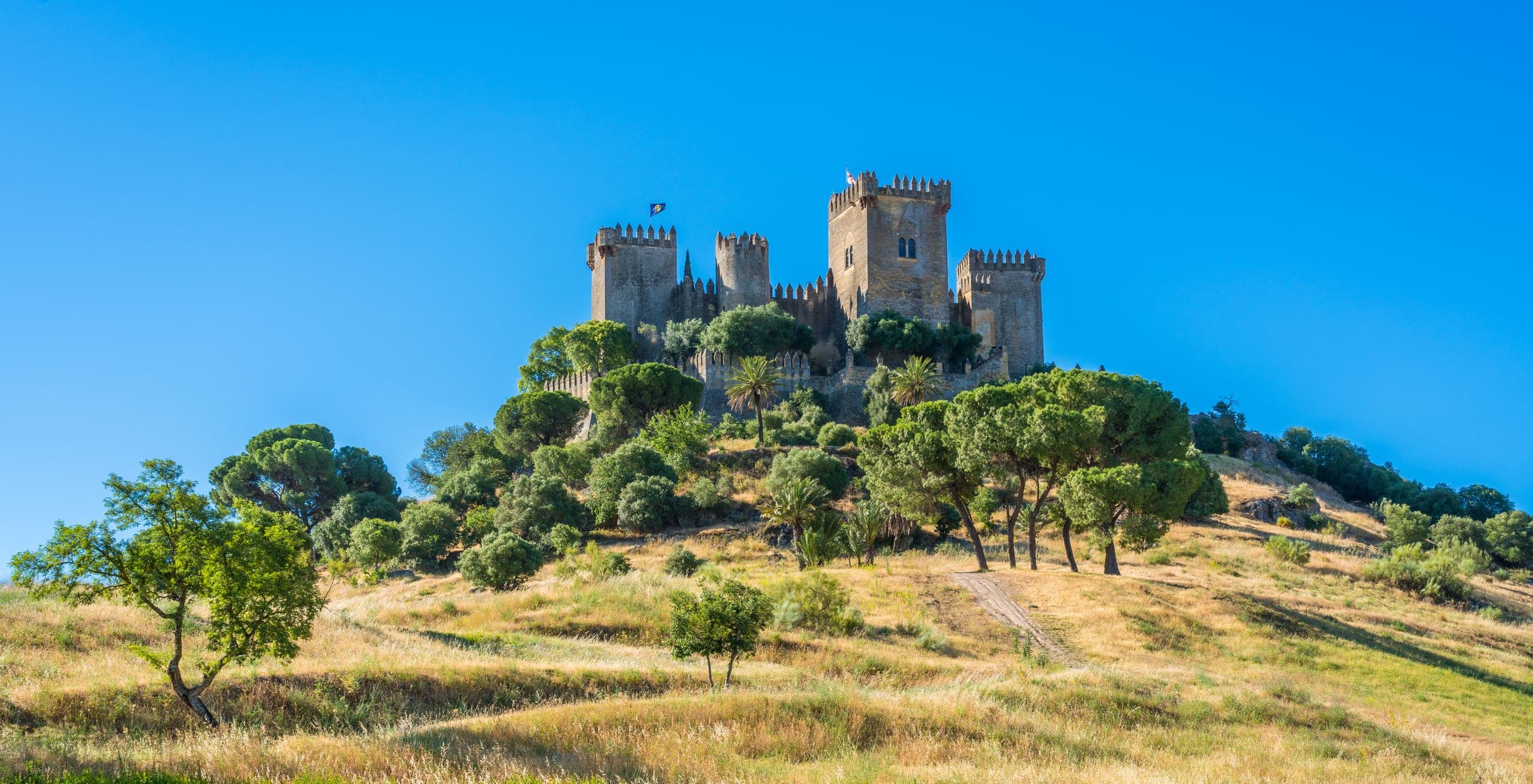 Castillo de Almodóvar del Río - liegt auf einem Hügel oberhalb der Gemeinde Almodóvar del Río und bietet einen weiten Blick über das Guadalquivir-Tal