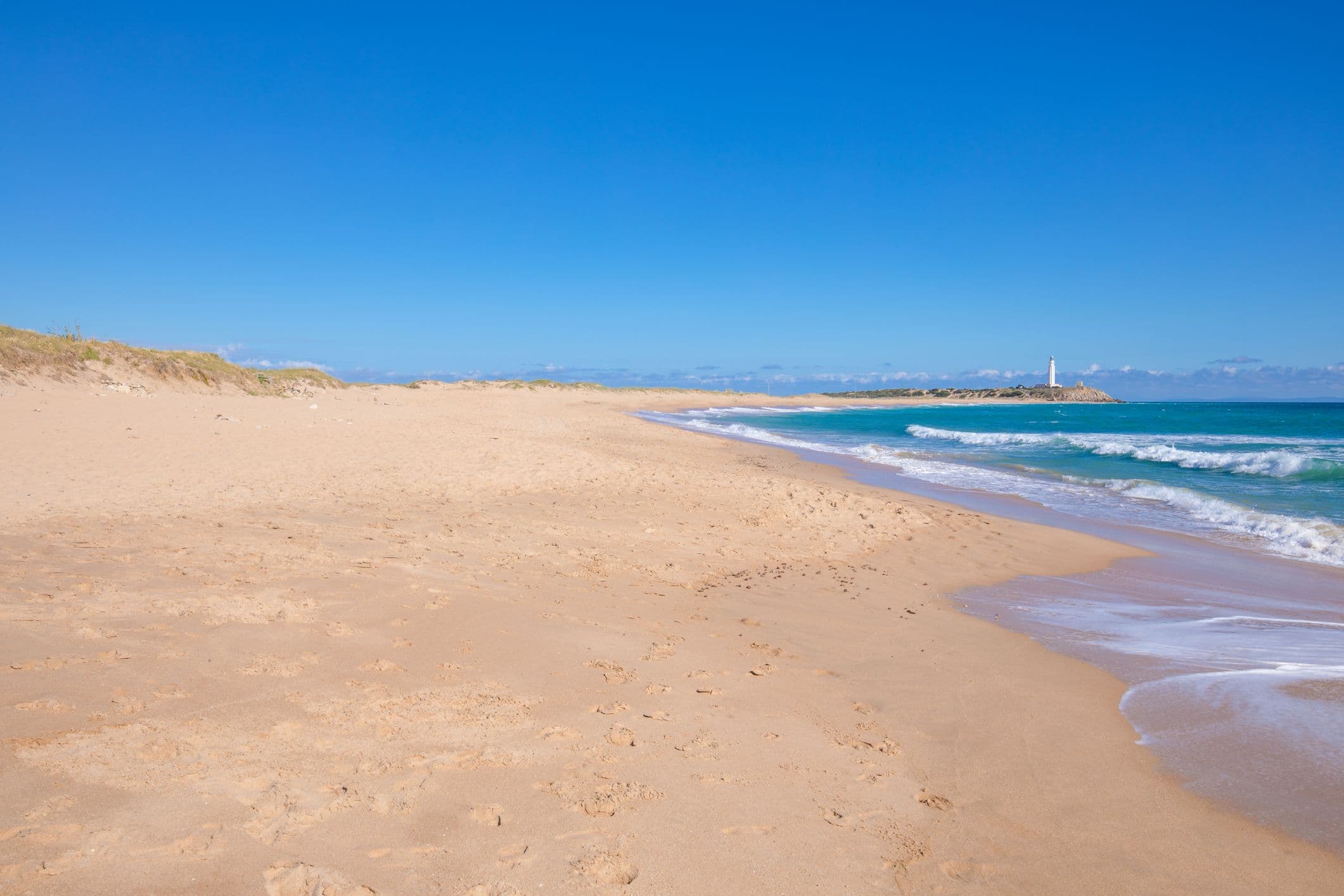 Zahora - langer, goldfarbener Sandstrand, bekannt für seine natürliche Schönheit und entspannte Atmosphäre