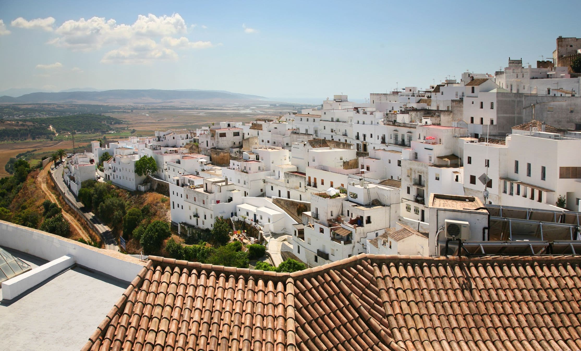 Vejer de la Frontera - bekanntes weißes Dorf in Andalusien, Spanien, das auf einem Hügel etwa 9 km von der Küste entfernt liegt