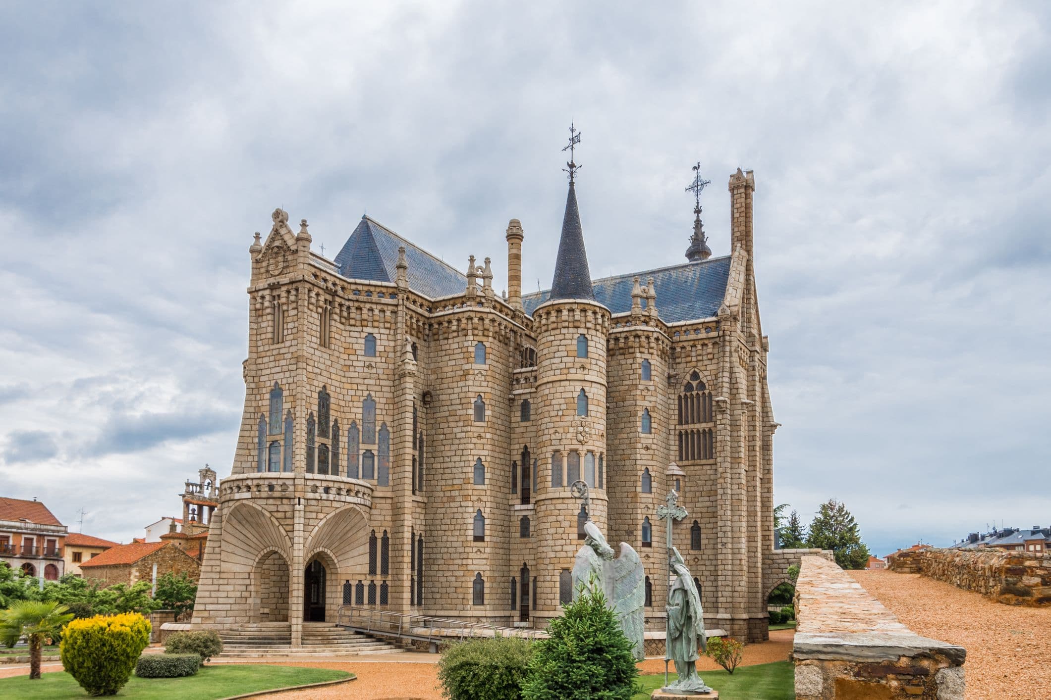 Astorga - neugotisches Gebäude, das vom berühmten Architekten Antoni Gaudí entworfen wurde