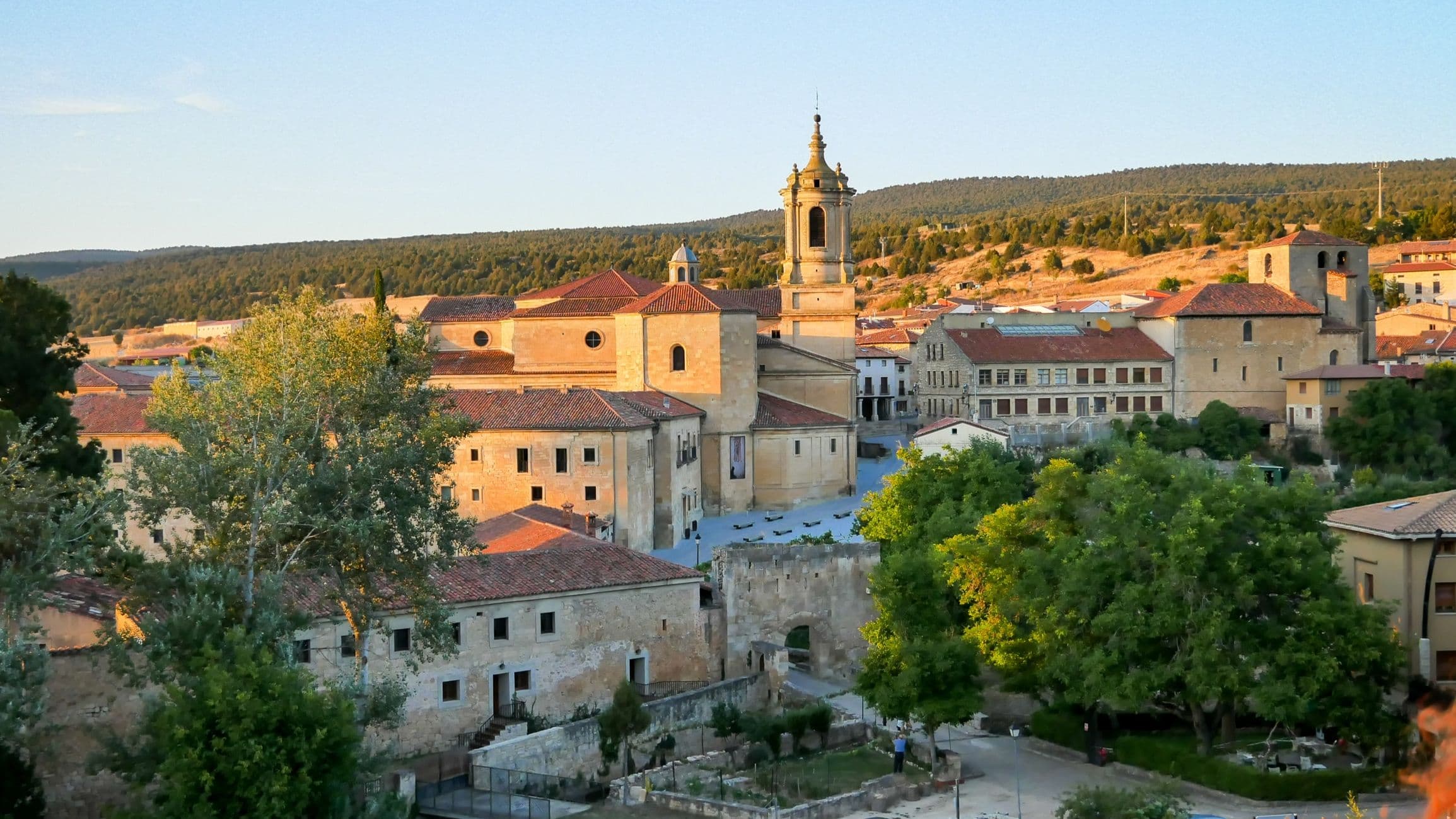 Provinz Burgos - bekannt für ihre reiche Geschichte, insbesondere als Kernland des historischen Königreichs Kastilien und als wichtige Etappe auf dem Jakobsweg