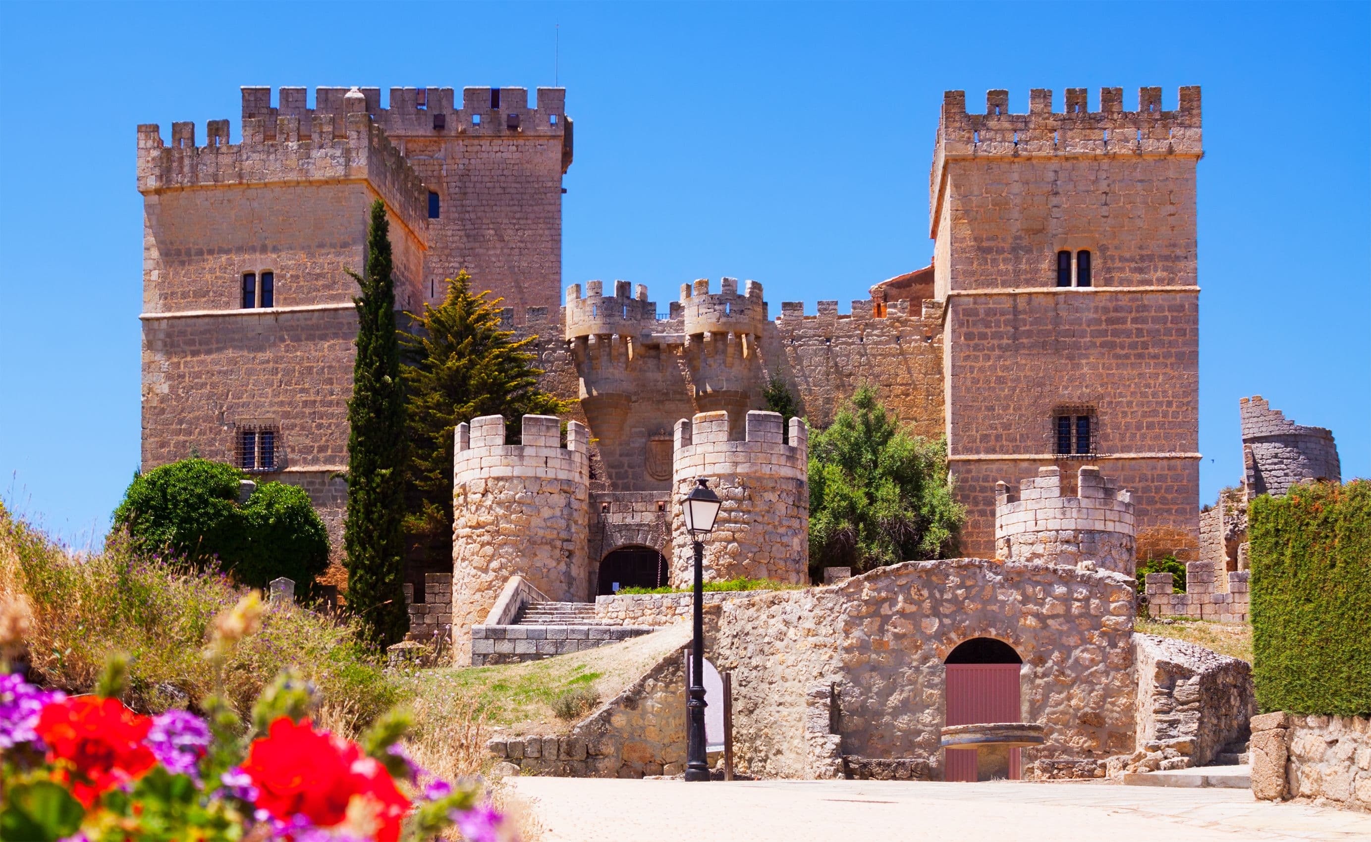 Burg von Ampudia - imposante Festung in der spanischen Provinz Palencia, die für ihre gut erhaltene gotische Architektur bekannt ist