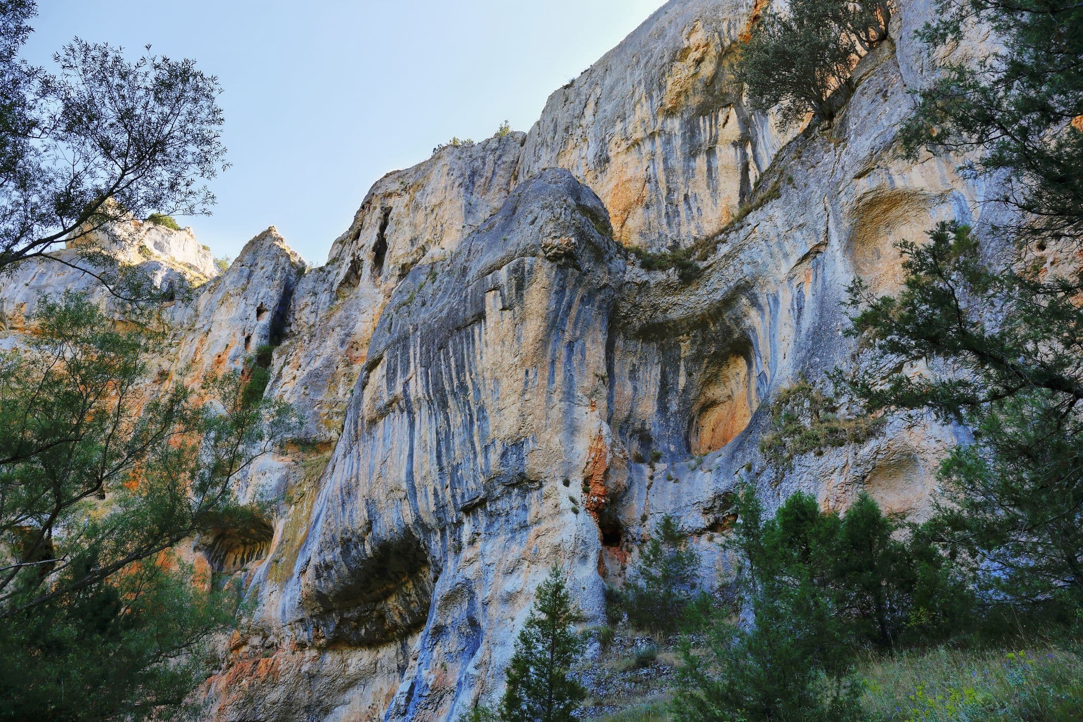 Cañón del Río Lobos - Naturpark in Spanien, bekannt für seine tief eingeschnittene Kalksteinschlucht mit senkrechten Wänden, die bis zu 200 Meter hoch sind