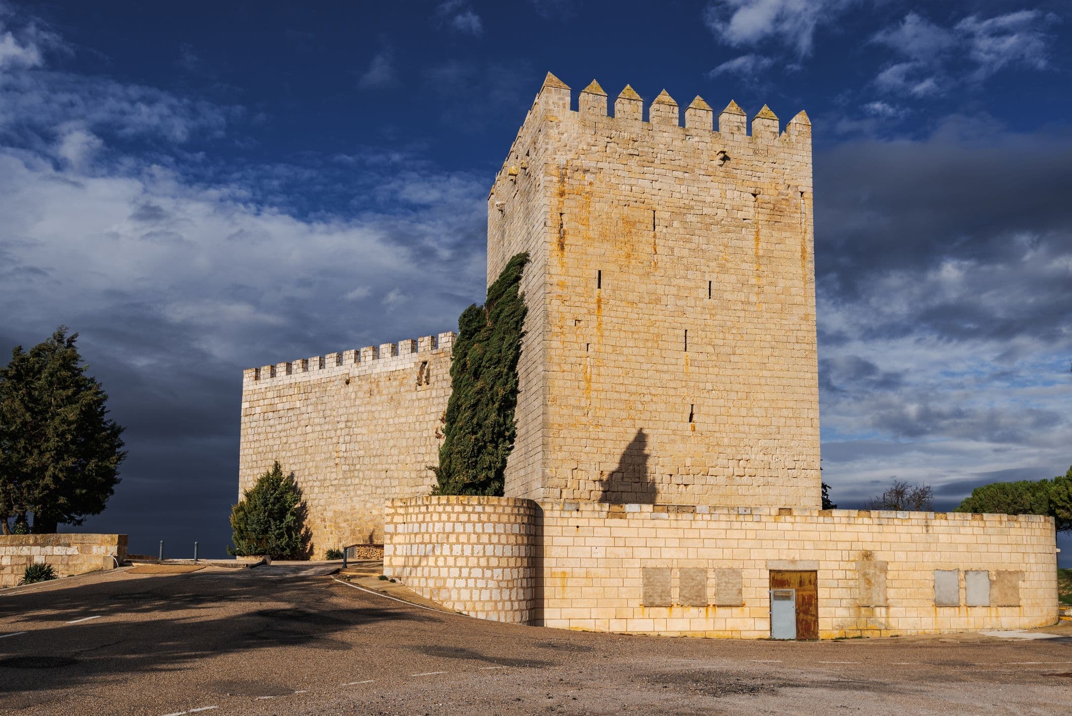 Castillo de Monzón de Campos - mittelalterliche Burg, die auf einem Hügel über der Stadt Monzón de Campos in Spanien thront