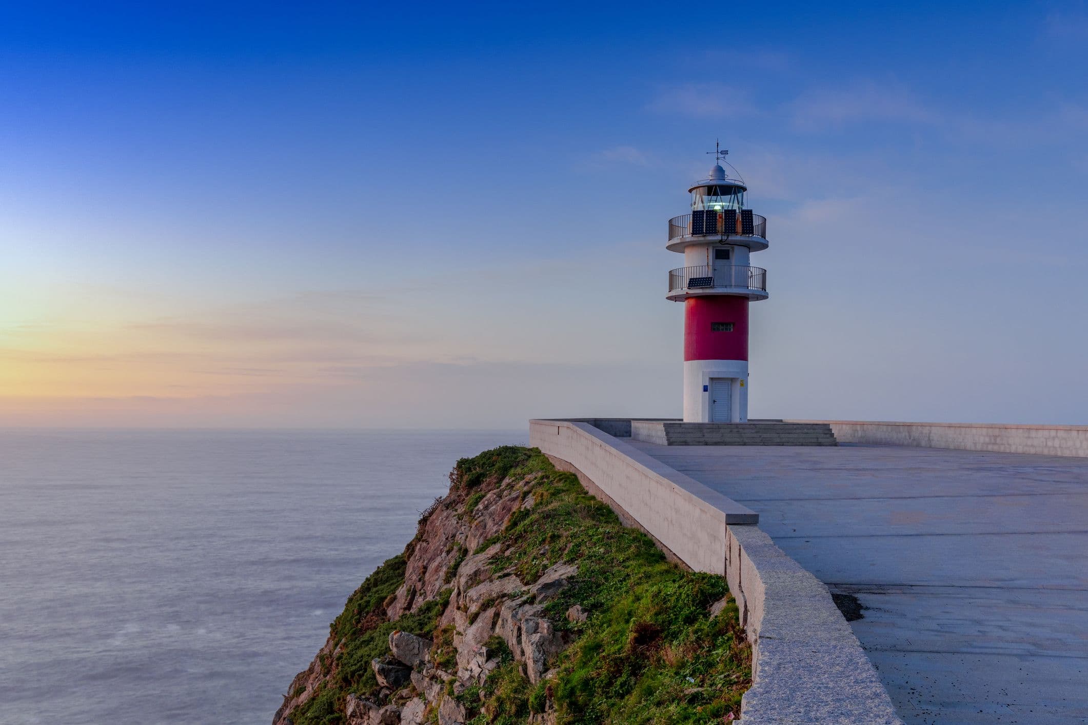 Cariño & Cabo Ortega - Leuchtturm an der Küste von Galicien bei Sonnenuntergang