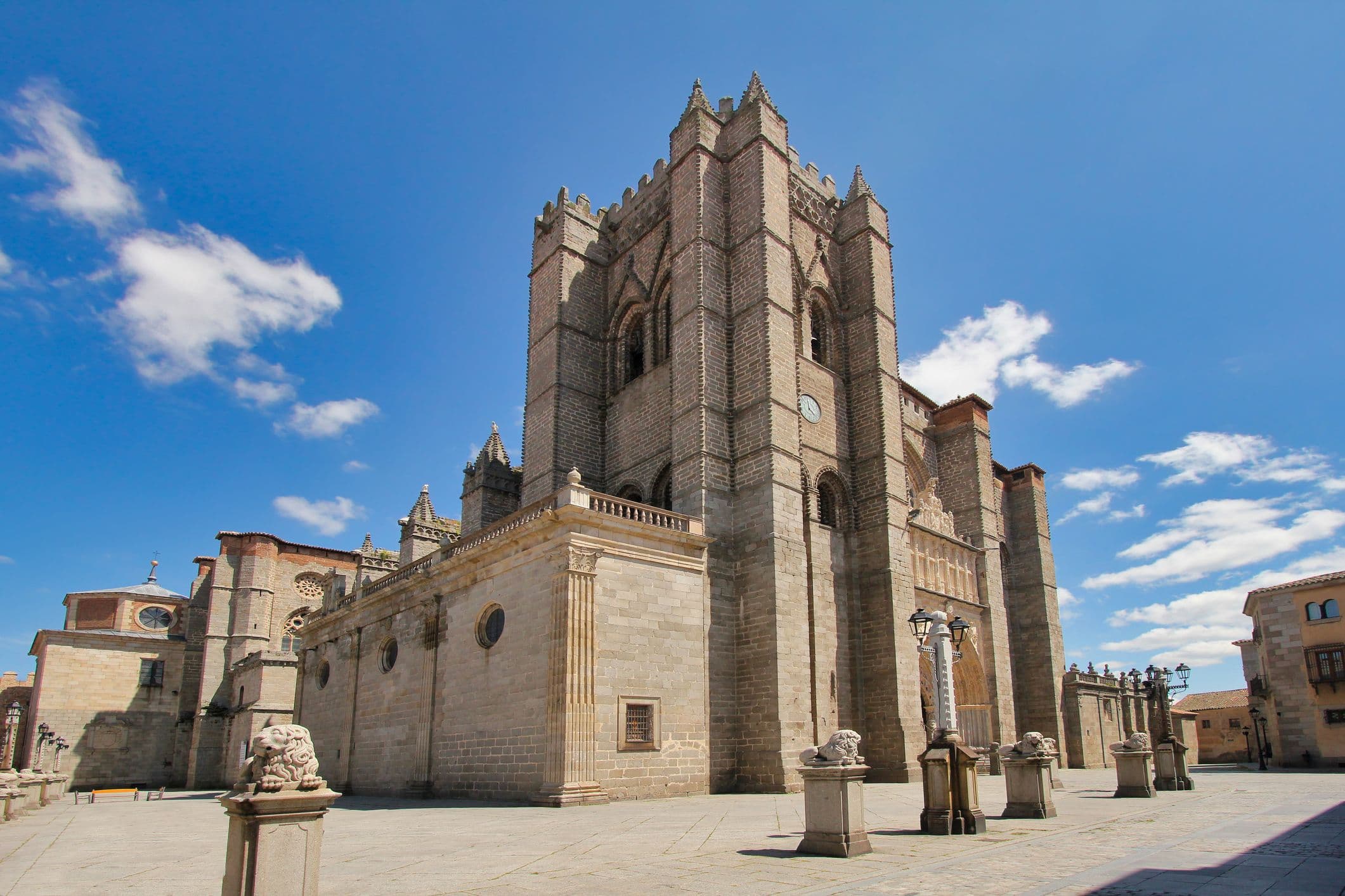 Kathedrale von Ávila - eine der ältesten gotischen Kathedralen Spaniens und ein bedeutendes Beispiel für den Übergang von der Romanik zur Gotik