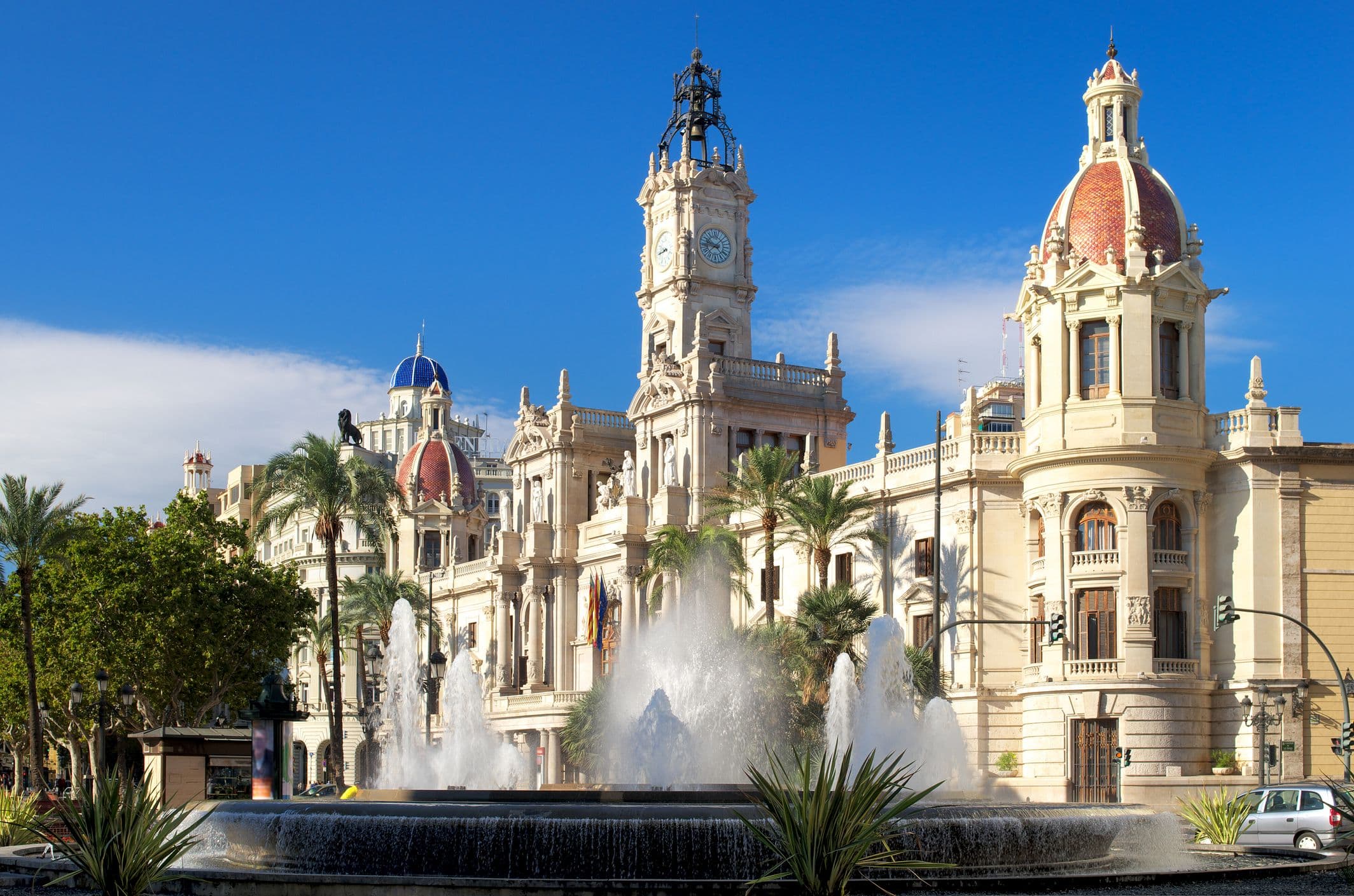 Valencia-Stadt - Rathaus und Brunnen auf quadratischer Piazza de L'Ajuntament