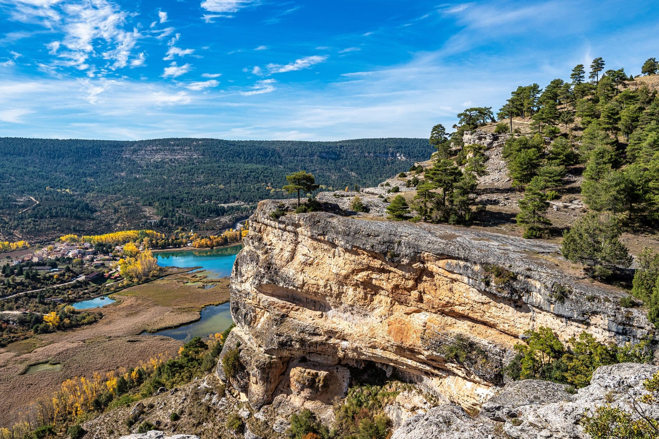 Serranía de Cuenca - zeichnet sich durch spektakuläre Felsformationen, Schluchten und Reliefs aus, die durch Erosion entstanden sind