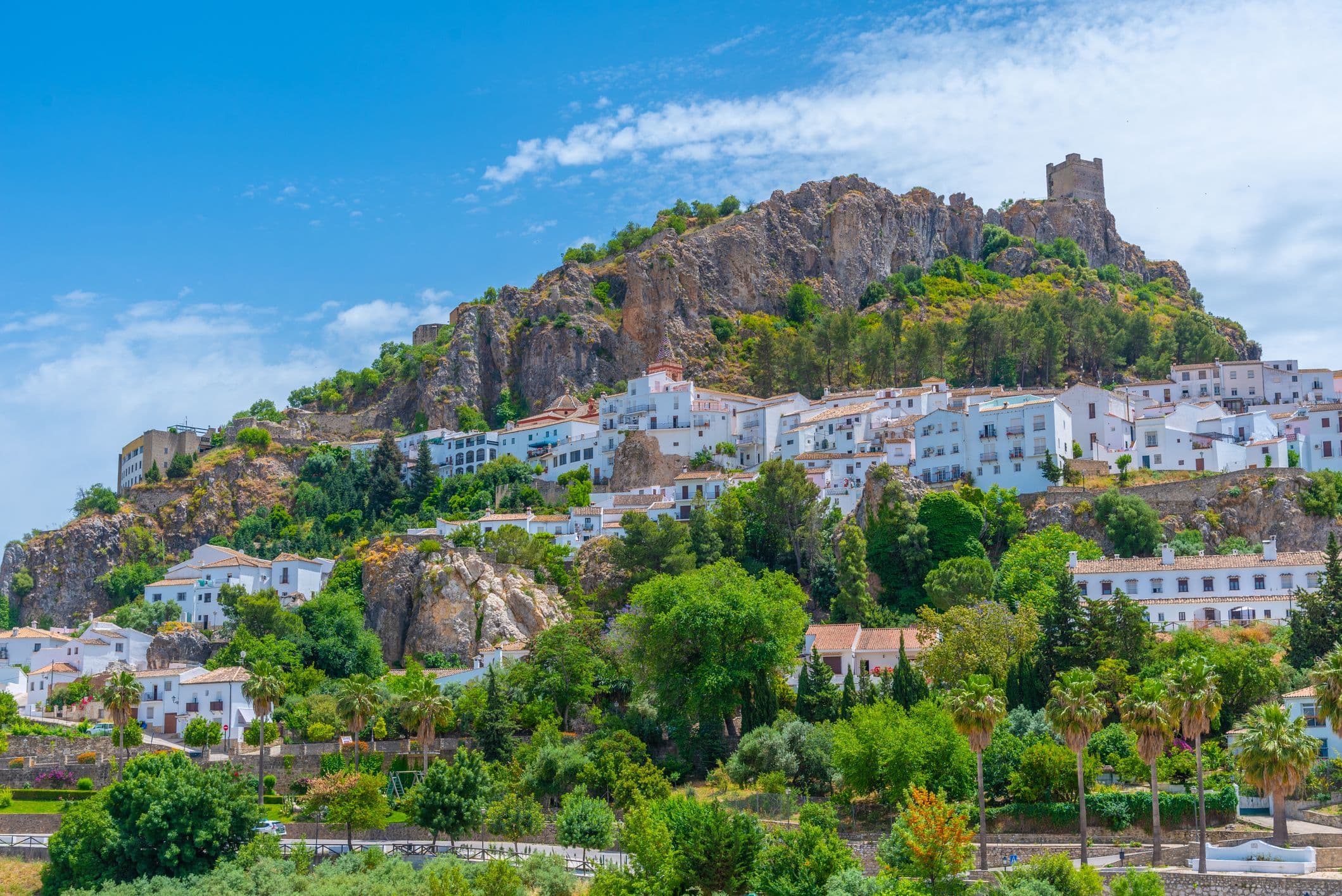 Zahara de la Sierra - malerisches "weißes Dorf" (Pueblo Blanco) in Andalusien, Spanien, das für seine atemberaubende Lage an einem Berghang und die Überreste einer maurischen Burg bekannt ist