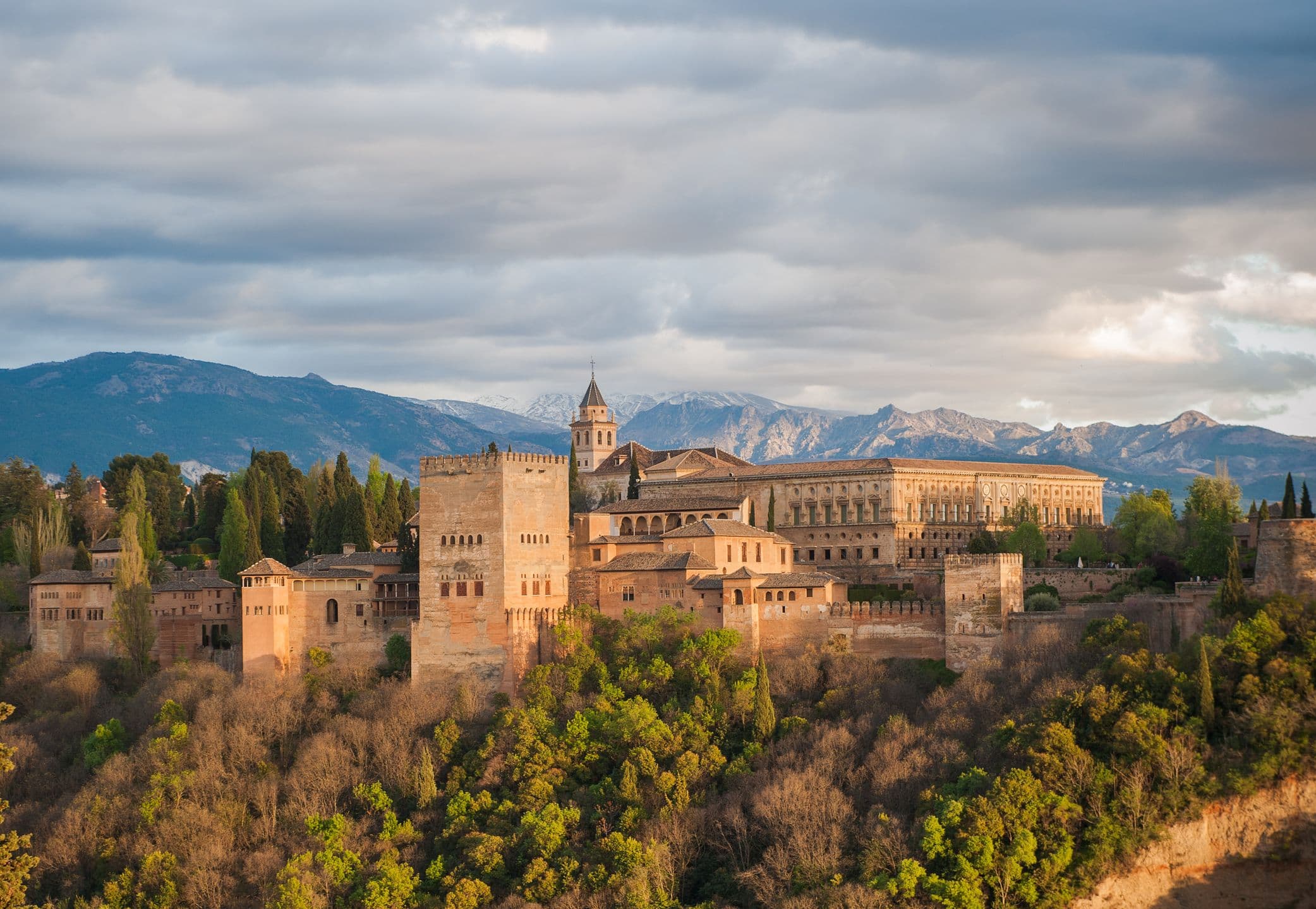 Alhambra - eine historische Festungs- und Palastanlage in Granada, Spanien, die als bedeutendes Beispiel maurischer Architektur gilt