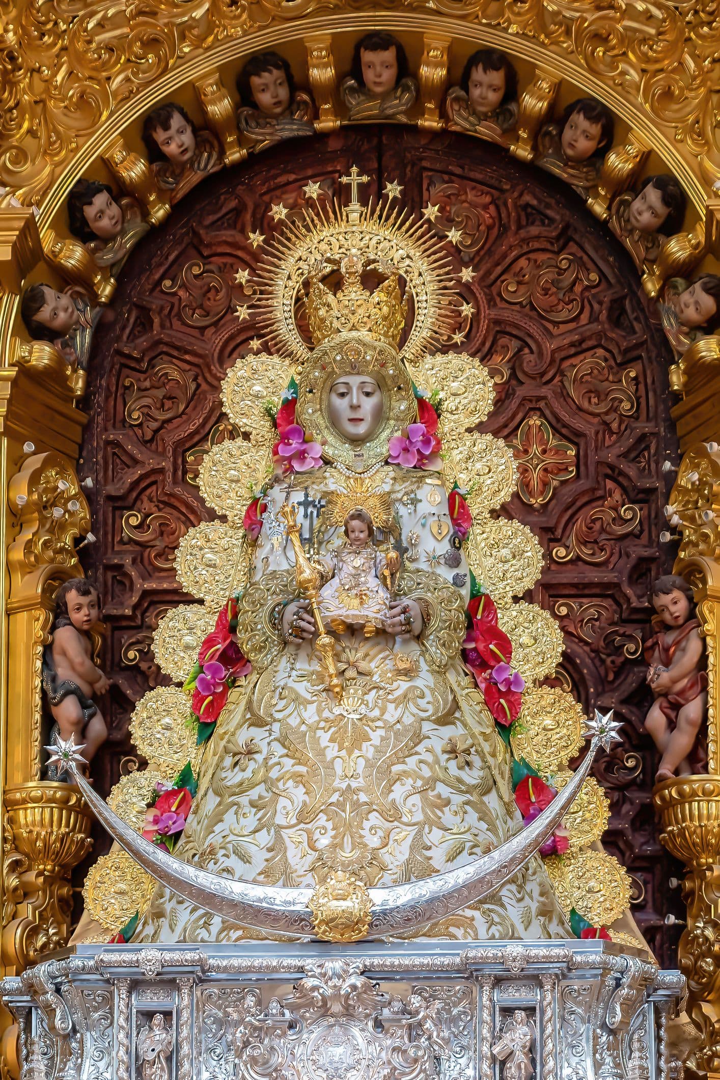 Virgen del Rocío - eine geschnitzte und bemalte Holzstatue der Jungfrau Maria mit dem Jesuskind, reich gekleidet im Barockstil