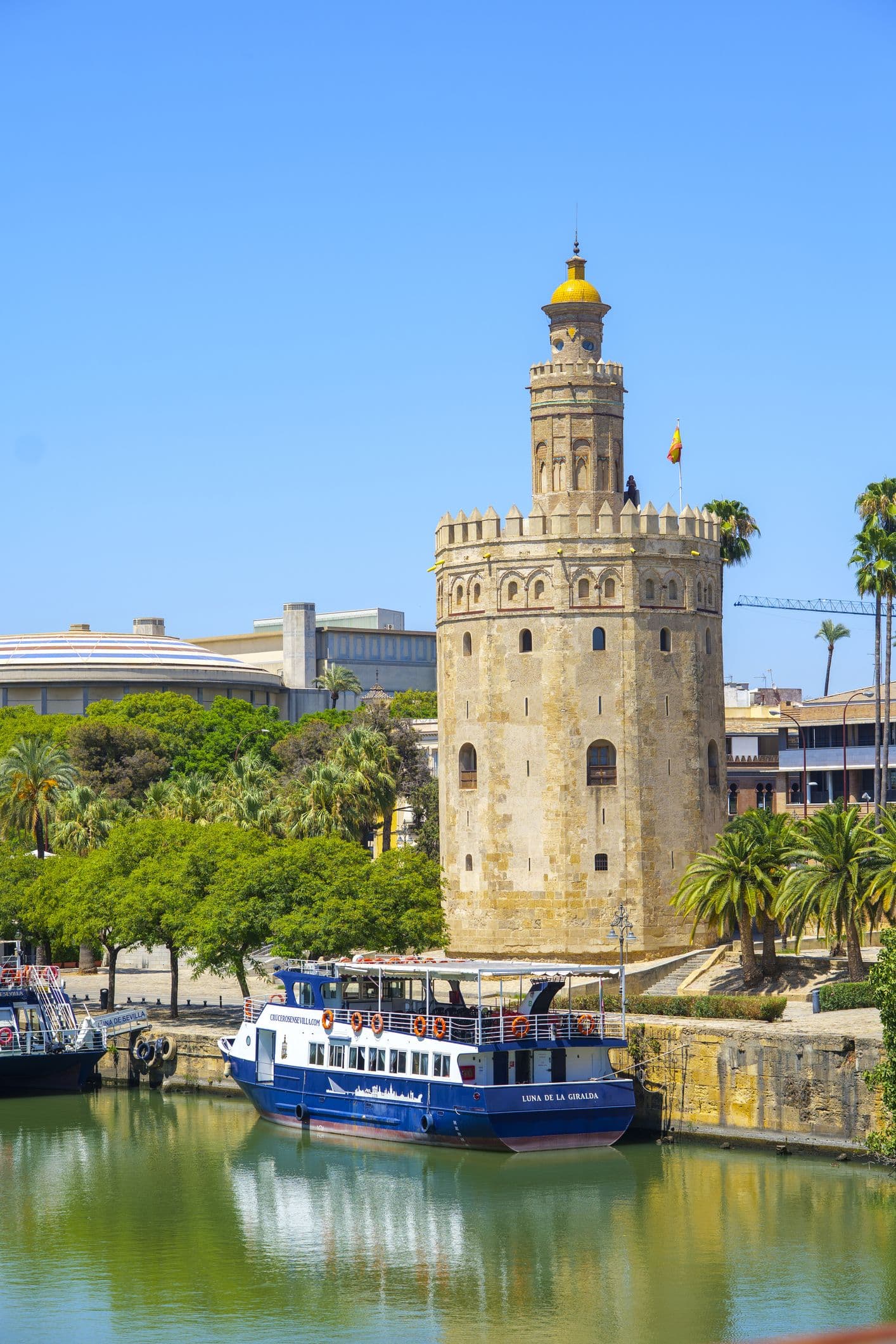 Torre del Oro - ist zwölfseitig und besteht aus zwei unterschiedlichen Abschnitten, wobei der obere Teil zylindrisch ist und eine Kuppel aus dem 18. Jahrhundert trägt