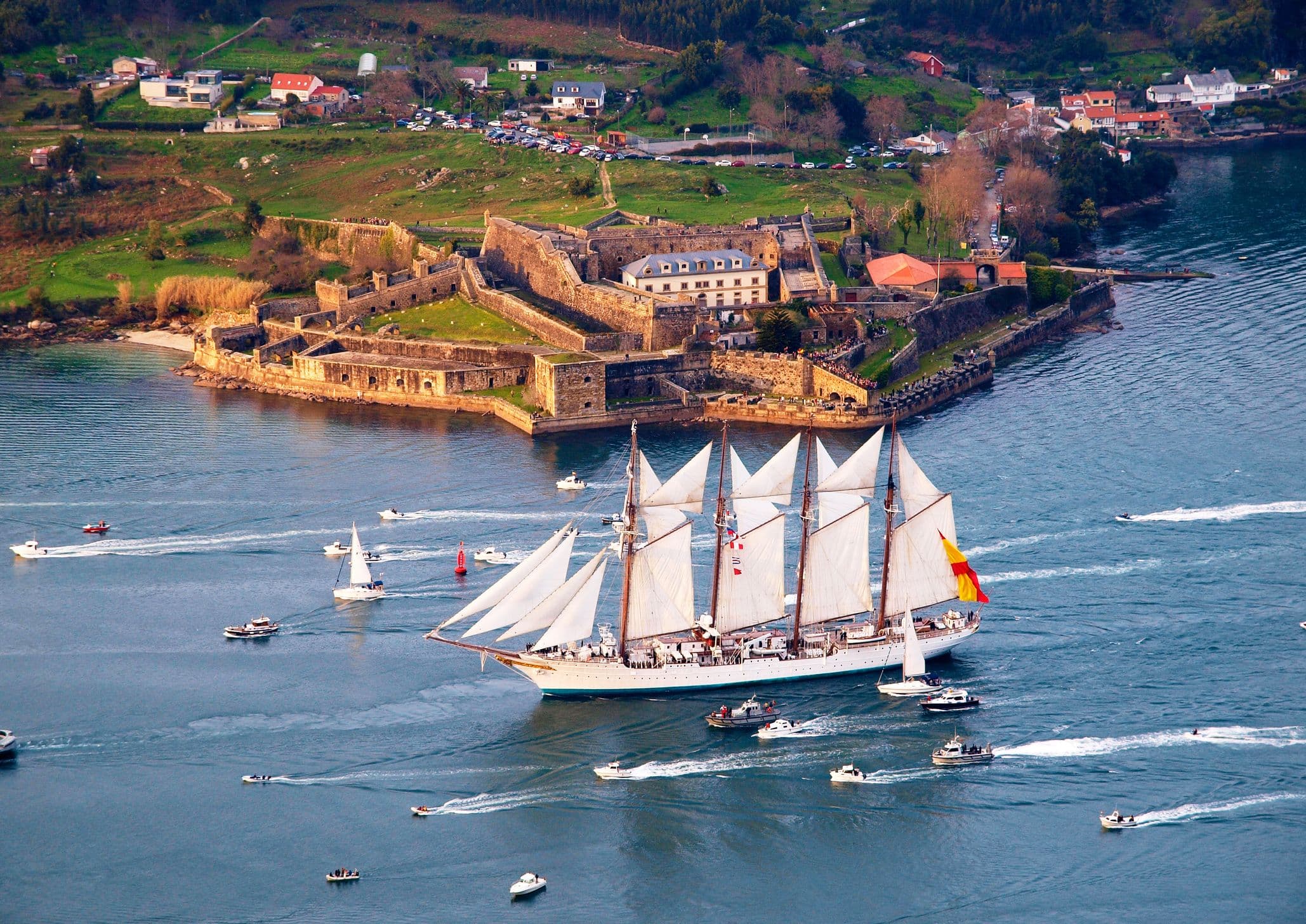 Ferrol -Hafenstadt im Nordwesten Spaniens. Es ist bekannt für seine lange maritime Geschichte, seine gut erhaltene historische Altstadt und ist ein bedeutender Marinestandort 