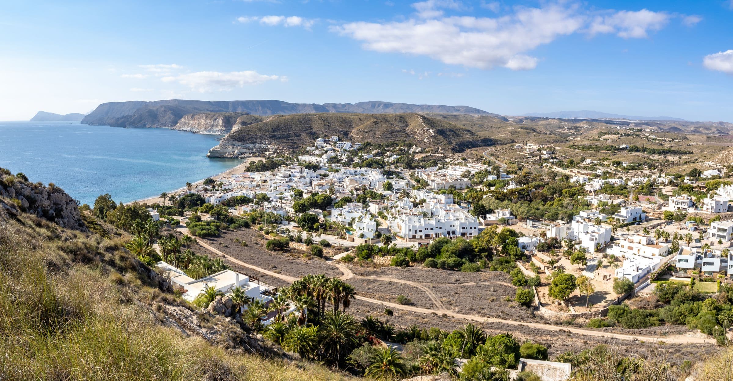 Las Negras - liegt an der Küste des Naturparks Cabo de Gata-Níjar und ist von vulkanischen Hügeln umgeben