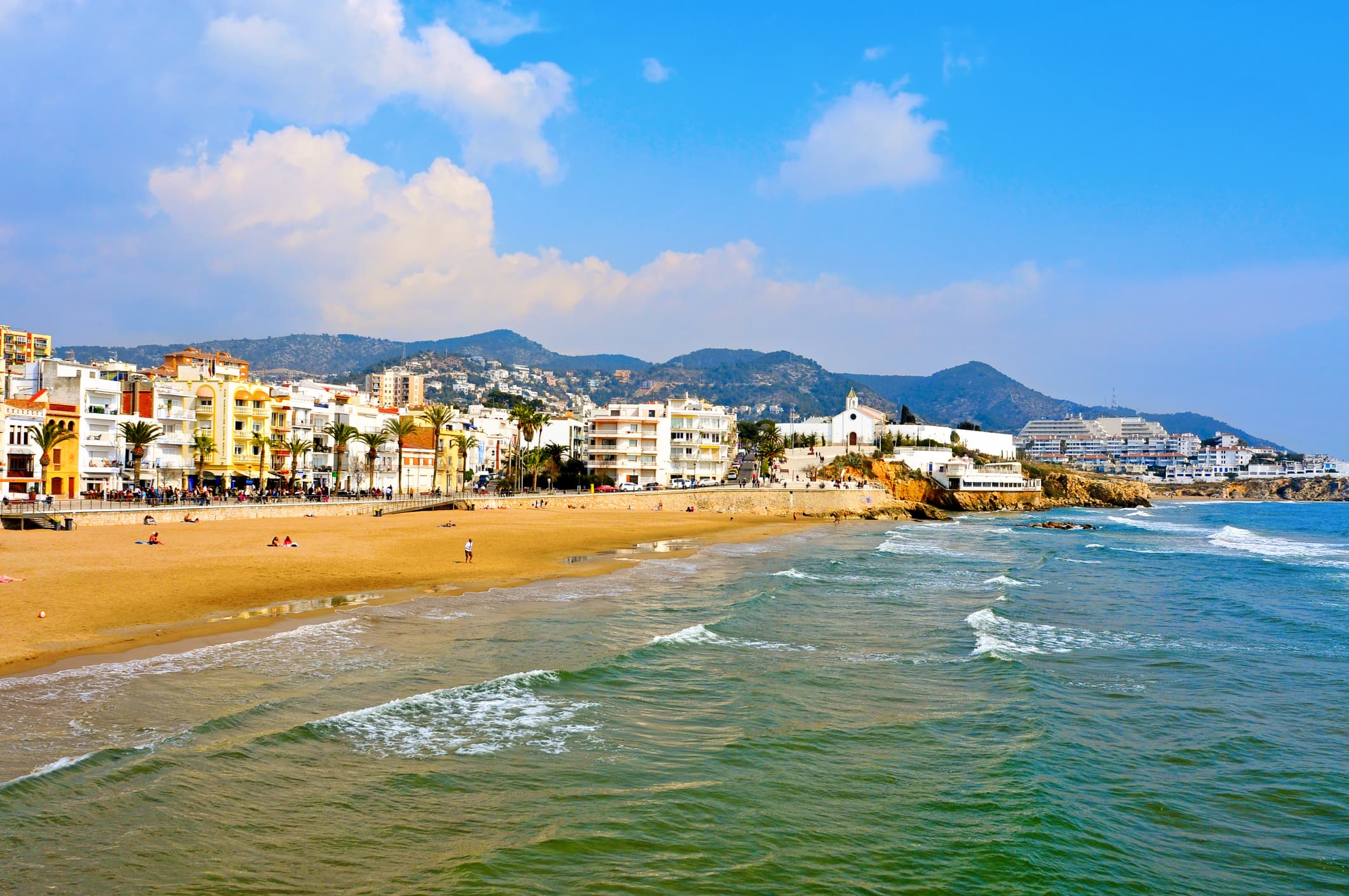 Sitges an der Costa Barcelona - Blick auf den Stadtstrand von Sitges.