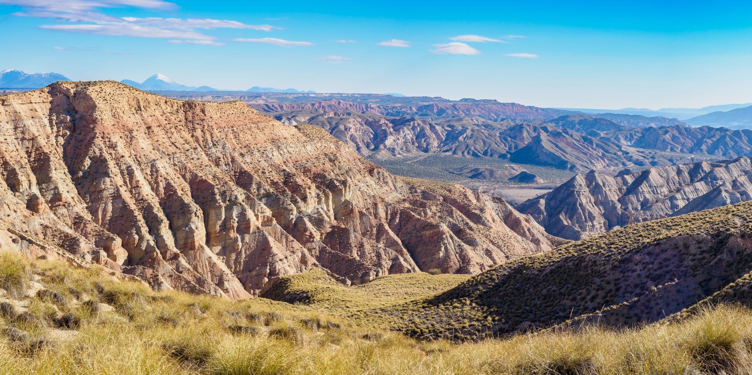 Gorafe  - zeichnet sich durch "Badlands"-Erosionsformen, tiefe Schluchten und bunte Sandsteinformationen aus, die als "Wüste von Gorafe" bekannt ist