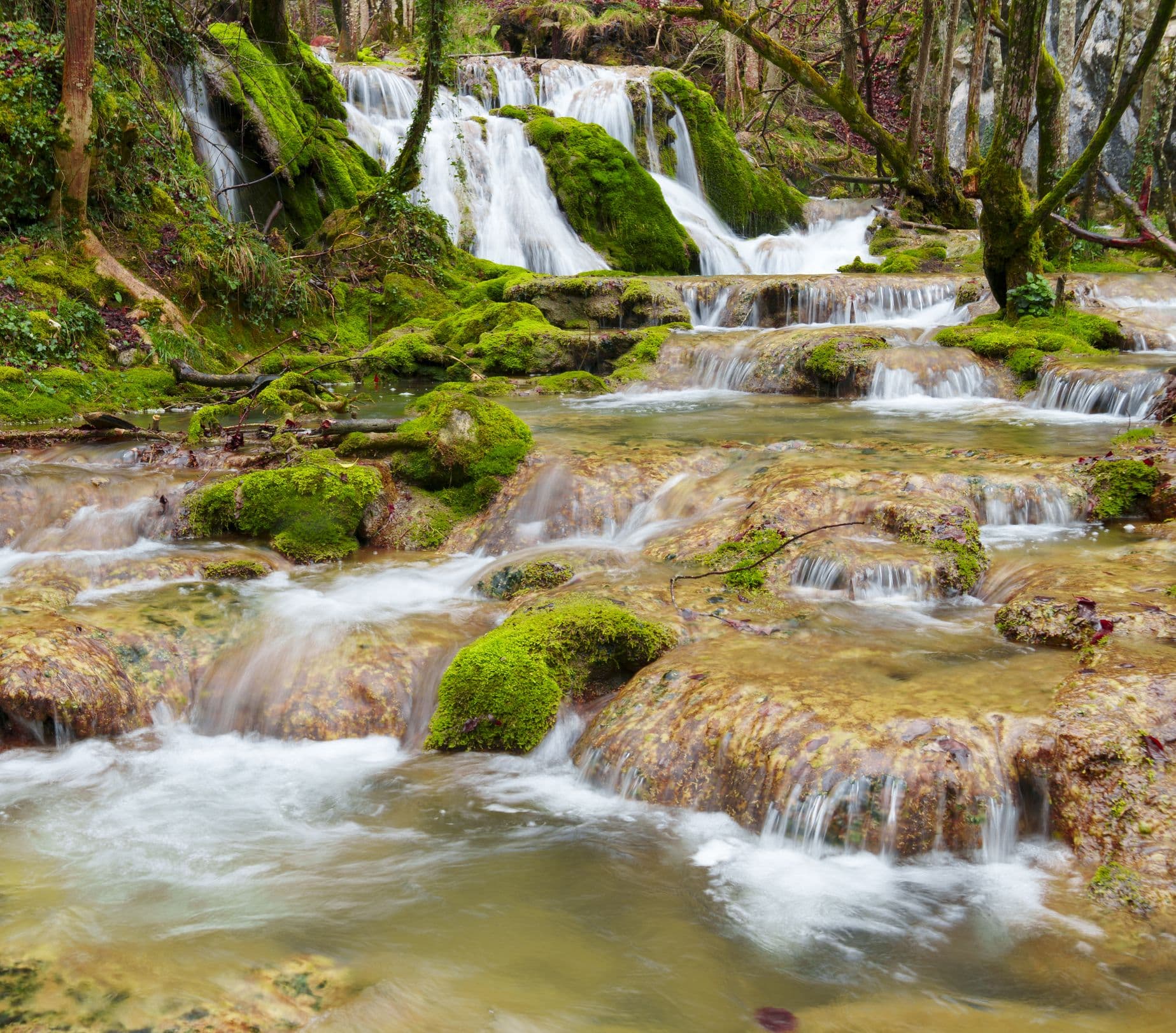  Toper - malerisches Dorf, bekannt für seine schönen Wasserfälle entlang des Flusses Molinar