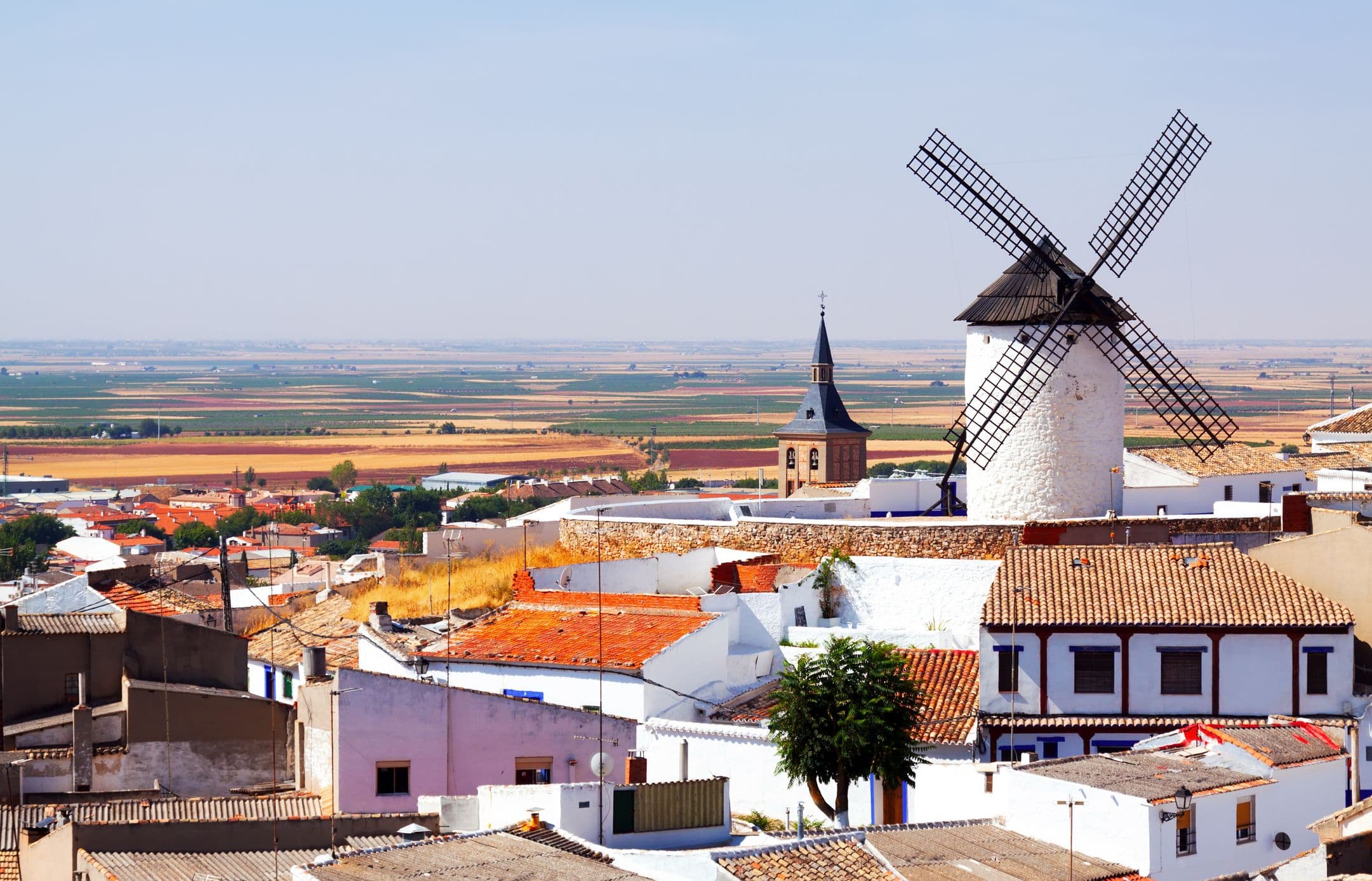 Campo de Criptana - spanische Kleinstadt in der Region La Mancha, bekannt für ihre historischen Windmühlen, die als "Riesen" aus Cervantes' "Don Quijote" bekannt sind