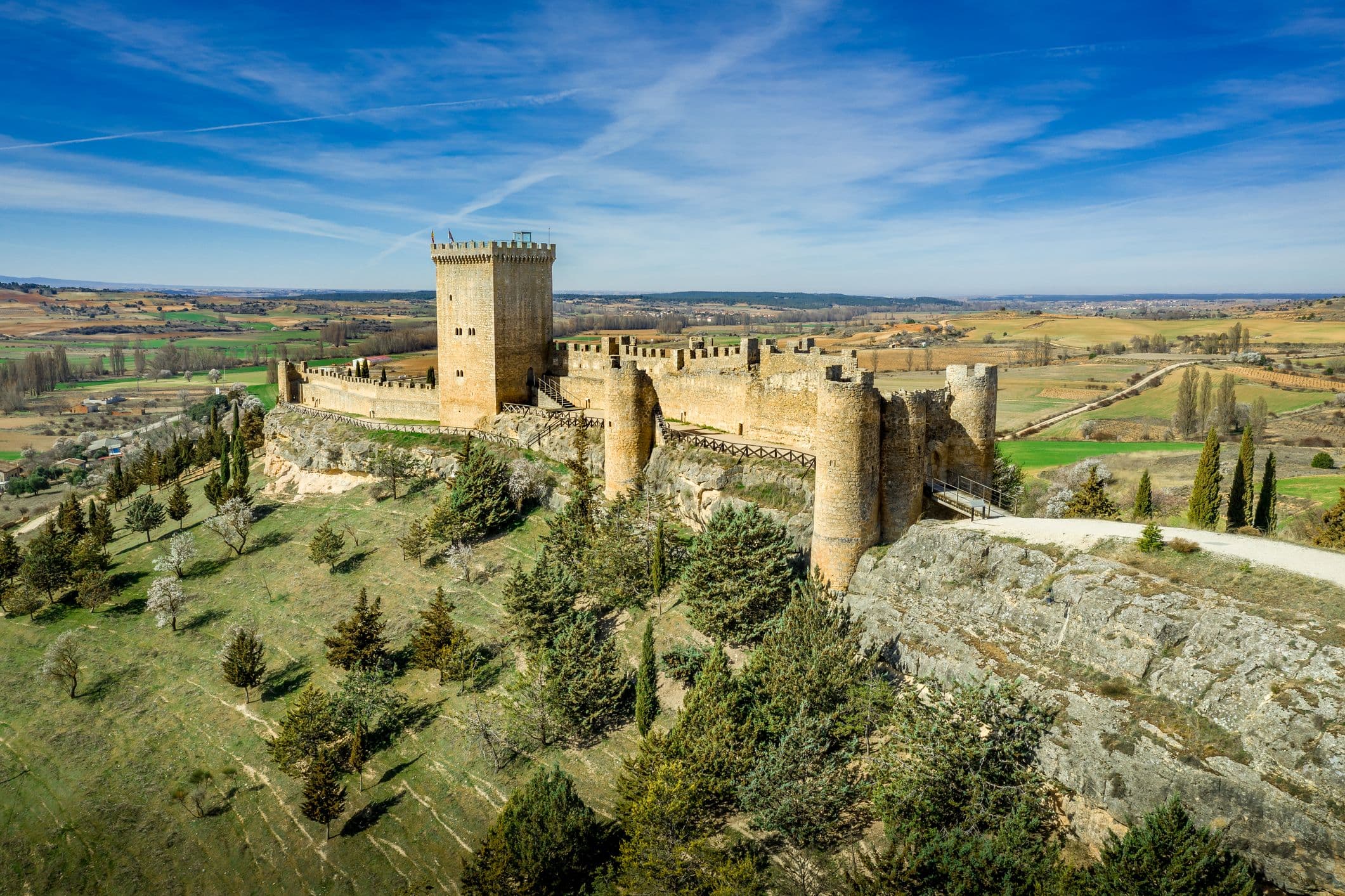  Peñaranda de Duero - liegt auf einem Felsen oberhalb des Ortes Peñaranda de Duero und diente als wichtiger Punkt an der befestigten Grenze zwischen den christlichen Königreichen und Al-Andalus