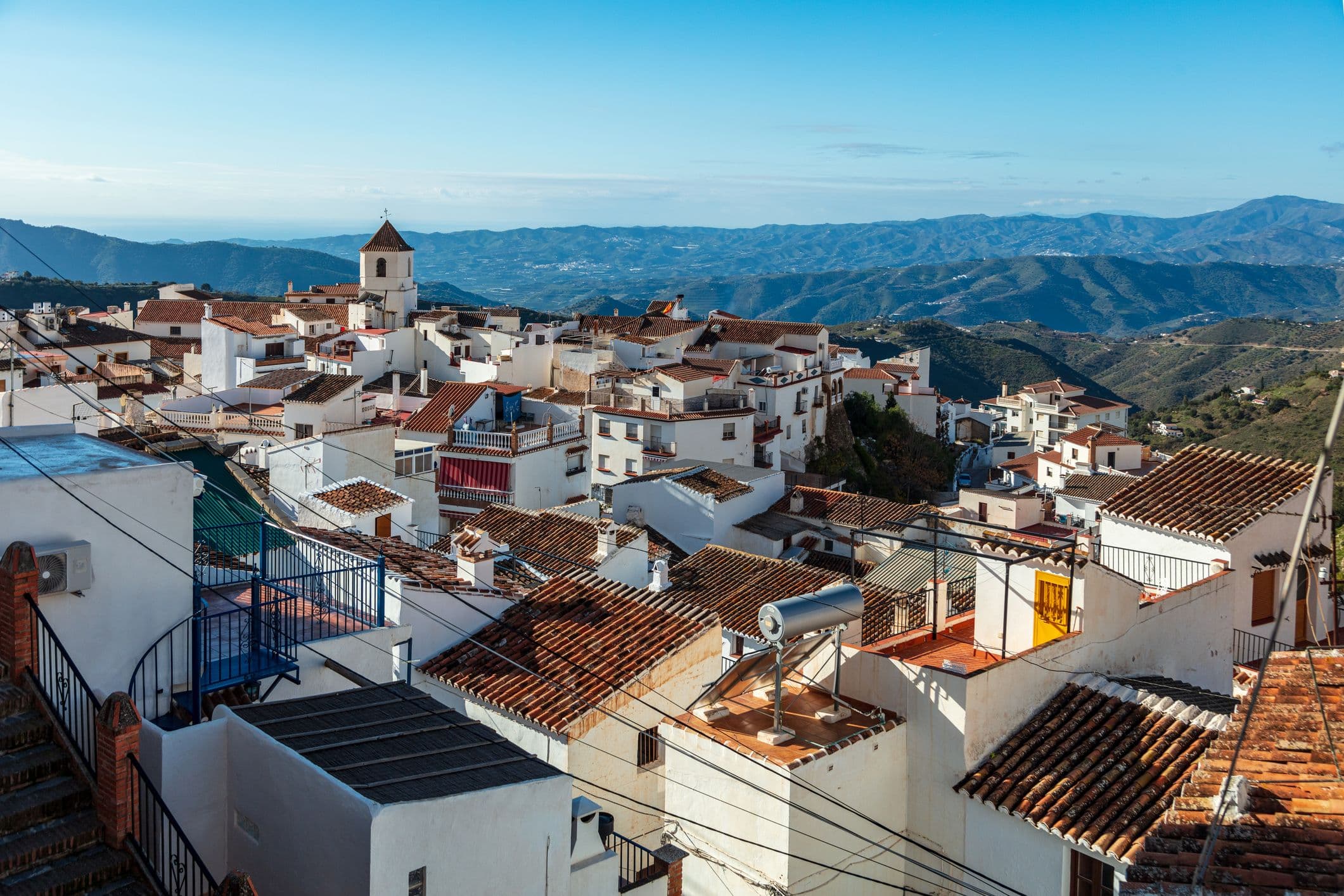 Canillas de Aceituno - ein weiß getünchtes Dorf in der Provinz Málaga, Andalusien, Spanien, das am Fuße der Sierra de Tejeda liegt