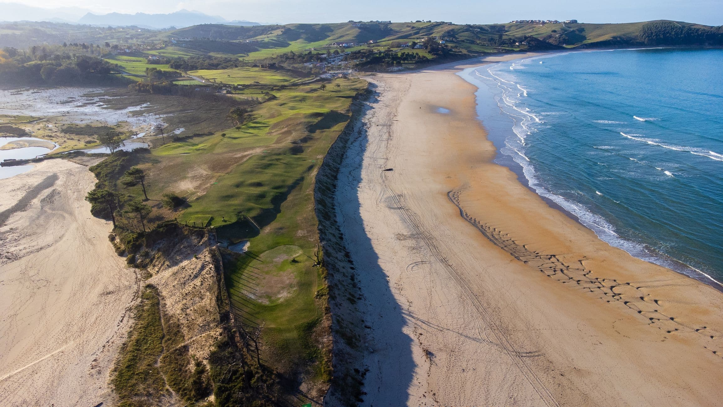 Playa de Oyambre - Umgeben von grünen Hügeln das atlantische Meer und entfernte Berge