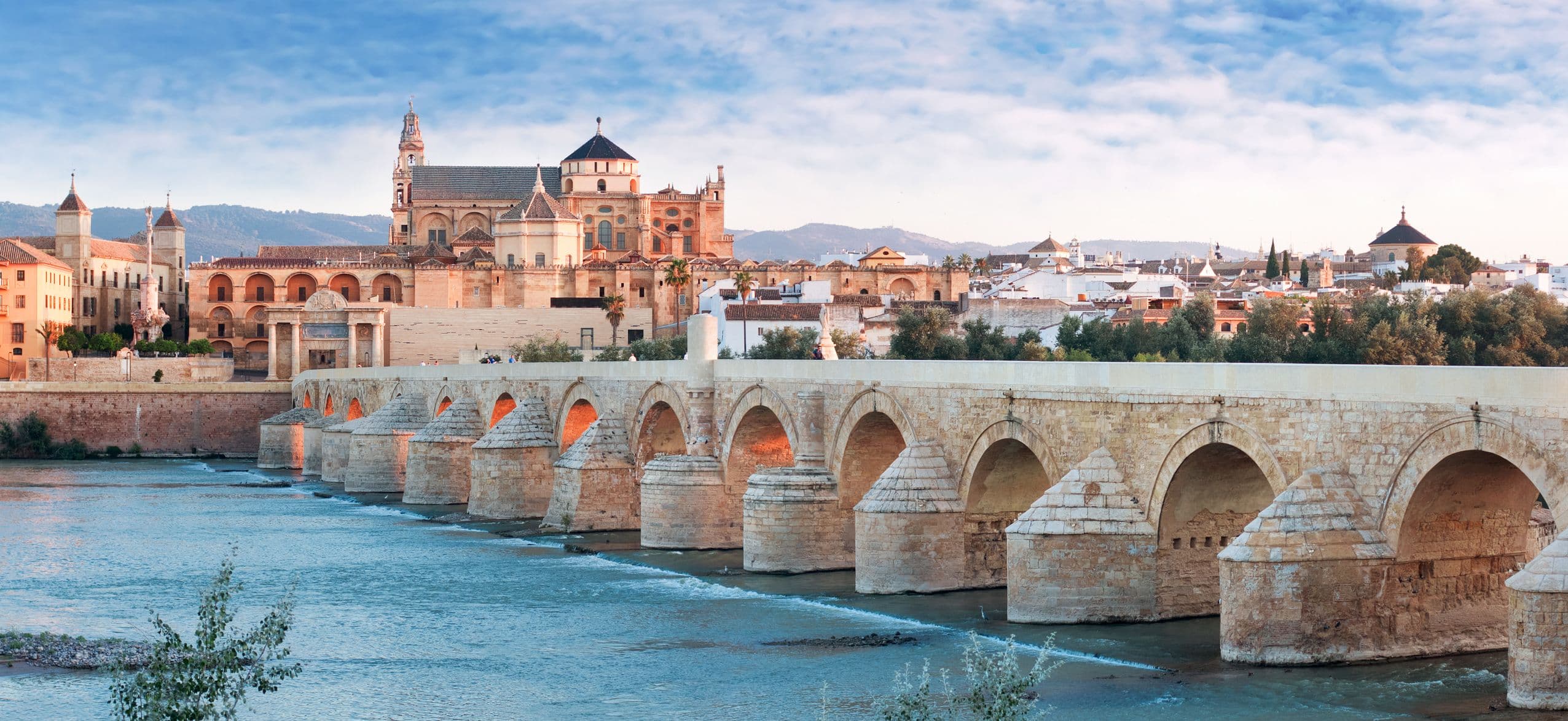  Provinz Cordoba - grenzt im Norden an die Provinzen Huelva und Sevilla, im Osten an die Provinz Málaga und im Süden an das britische Überseegebiet Gibraltar sowie an das Mittelmeer und an den Atlantischen Ozean