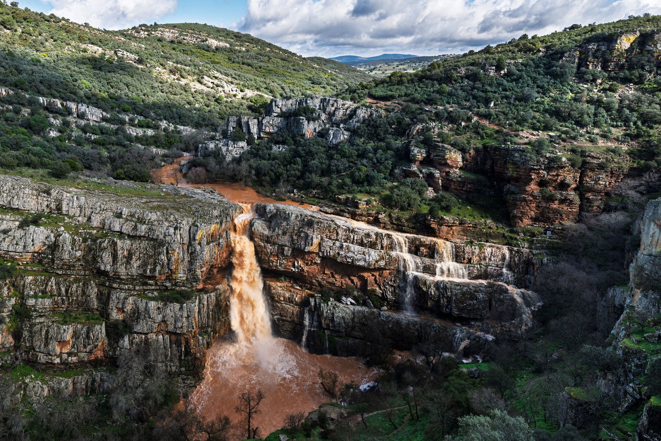  Cascada de la Cimbarra - beeindruckender Wasserfall im Naturpark Paraje Natural Cascada de Cimbarra in der Region Andalusien, Spanien
