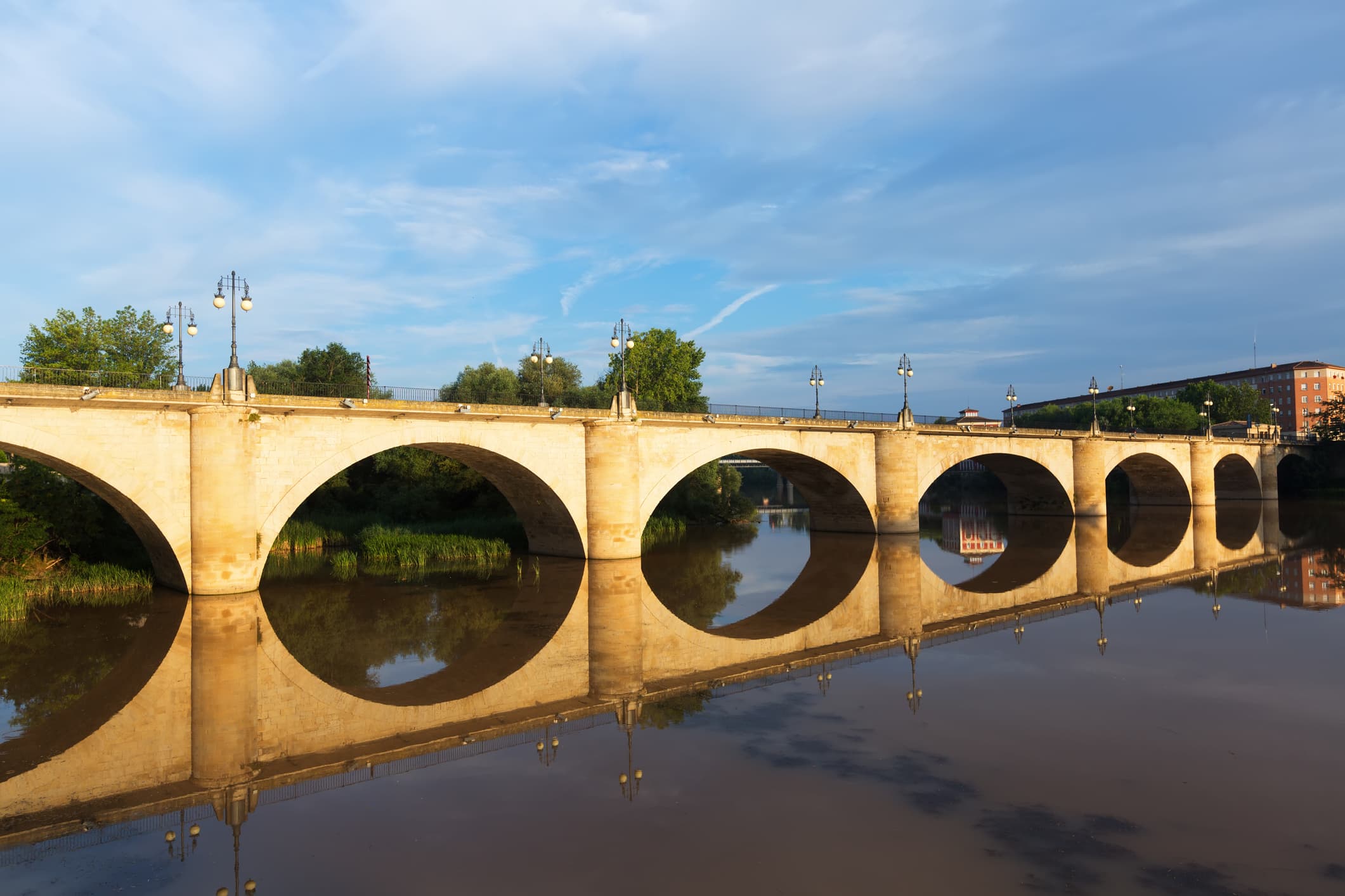 Logroño - Hauptstadt der autonomen Gemeinschaft La Roija in Spanien. Blick auf die alte Brücke über den Ebro.