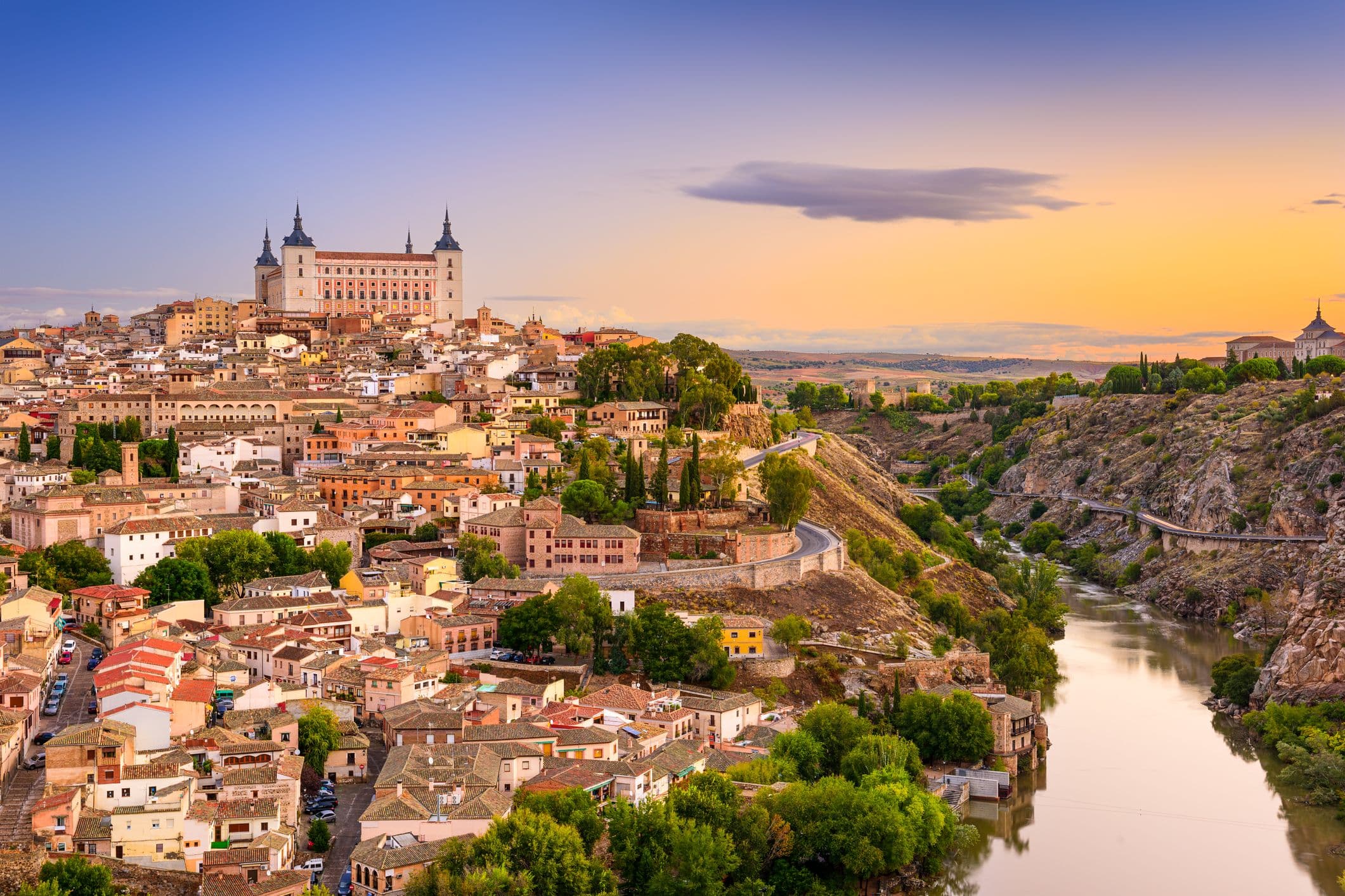 Alcázar von Toledo - imposante Festung, die auf einem Hügel im höchsten Teil der Stadt thront und die Stadt überragt