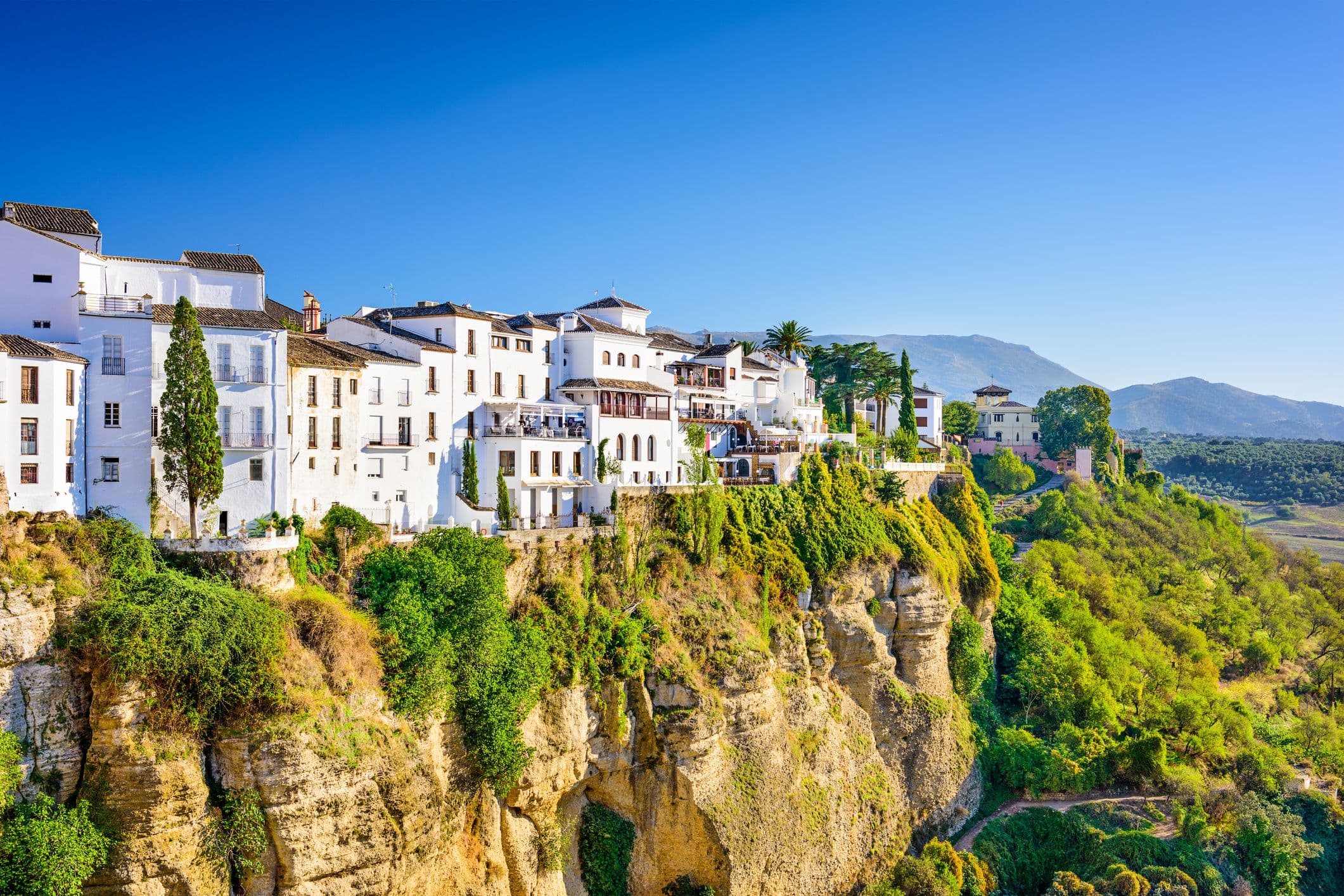 Ronda -liegt in einer als Serranía de Ronda bekannten Berglandschaft, zu der auch die Naturparks Sierra de Grazalema und Sierra de las Nieves gehören