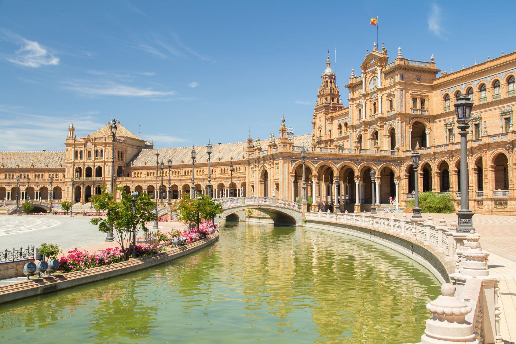 Plaza de España - ist mit Azulejos (Keramikfliesen) verziert, die die spanischen Provinzen darstellen