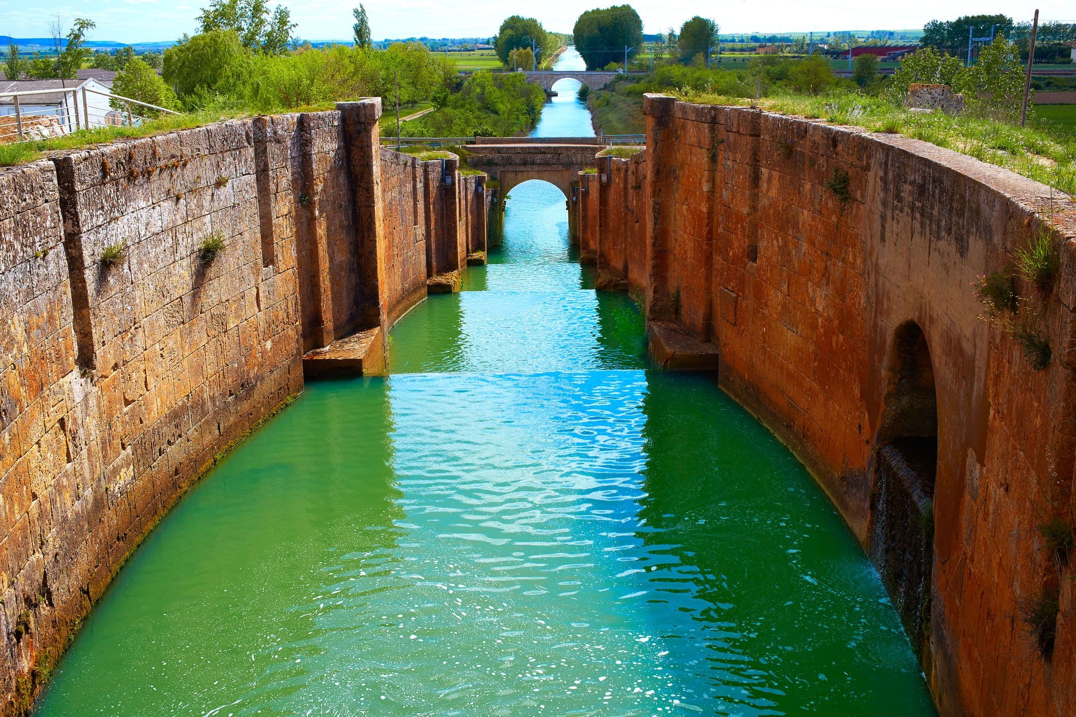 Canal de Castilla - historischer Wasserweg in Nordspanien, der sich über etwa 207 Kilometer durch die Provinzen Palencia, Burgos und Valladolid erstreckt