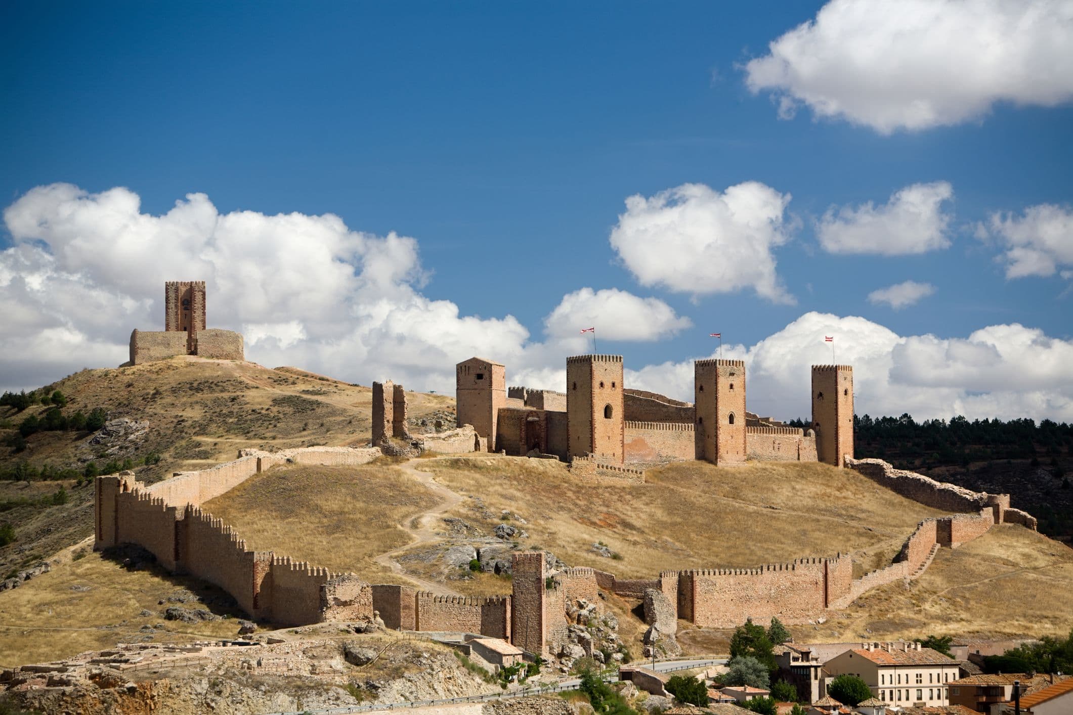  Castillo de Molina - liegt auf einem Hügel oberhalb der Stadt und ist von einer Doppelwallanlage mit zahlreichen Türmen umgeben